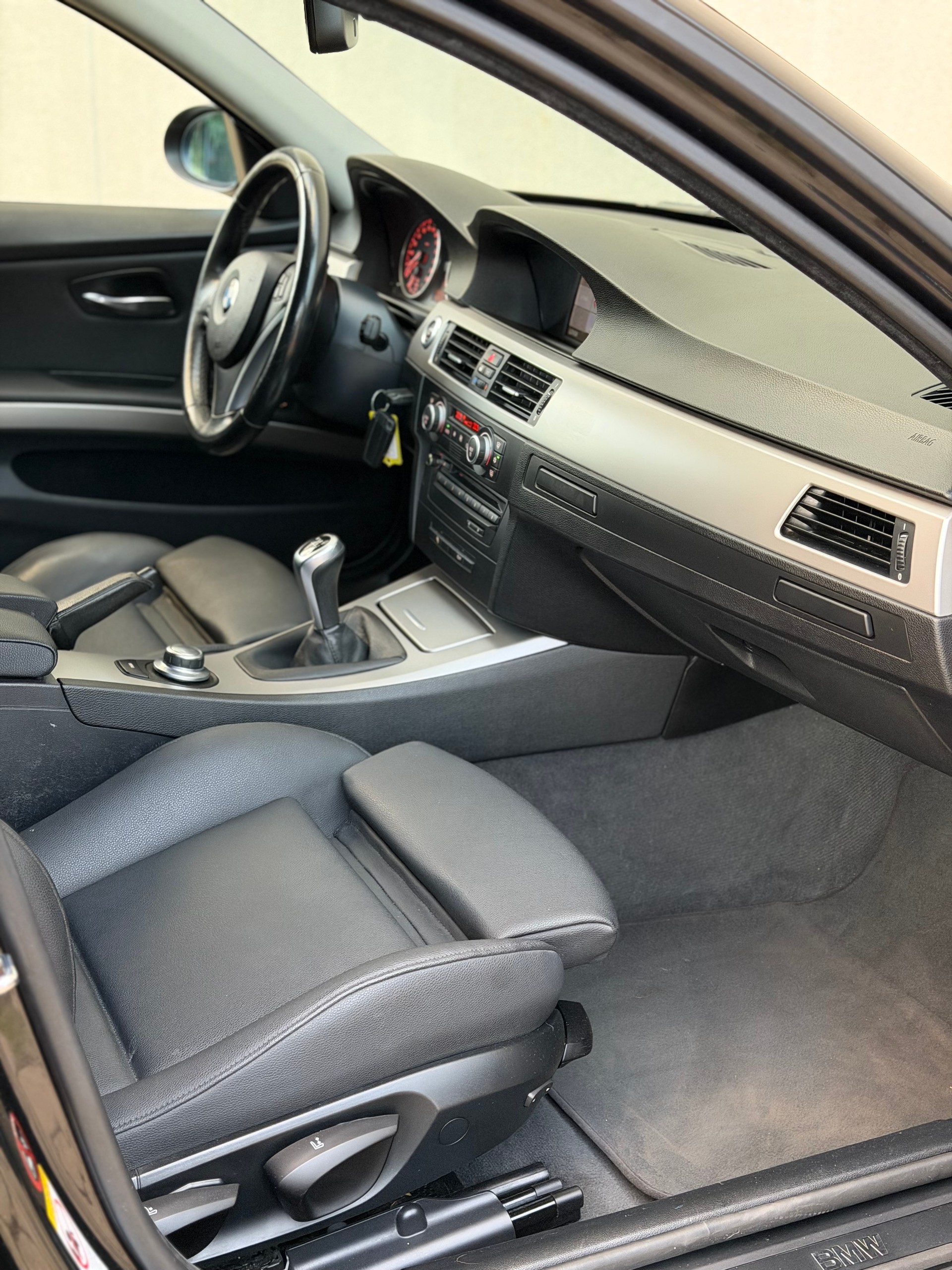 BMW 320d Touring-image-11