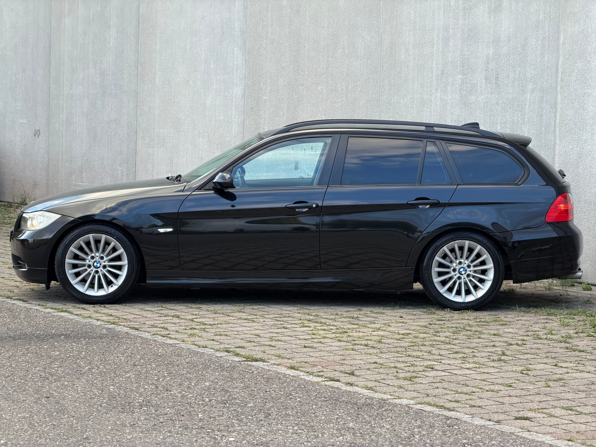BMW 320d Touring-showroom-element-3
