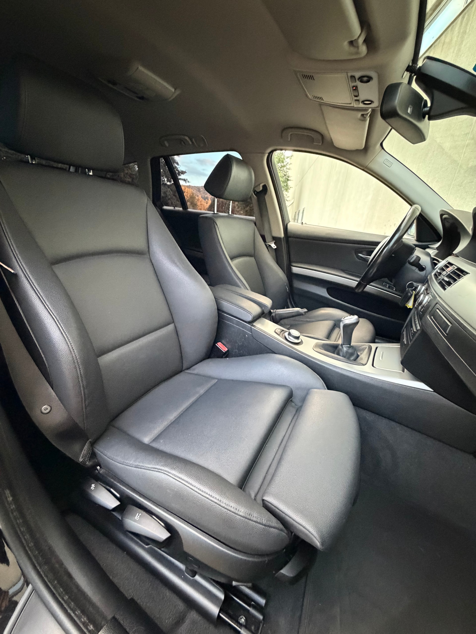 BMW 320d Touring-image-12
