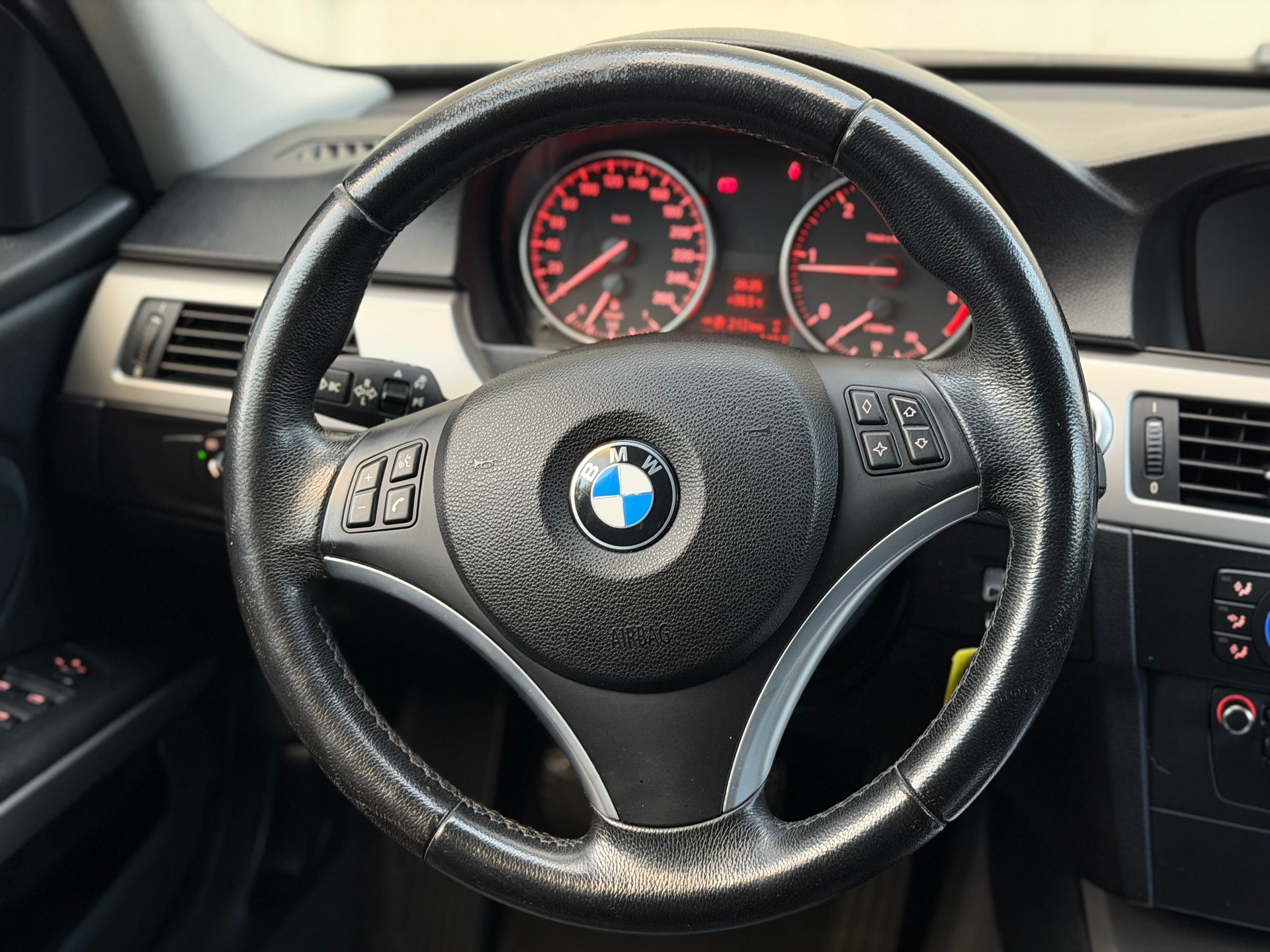 BMW 320d Touring-image-15