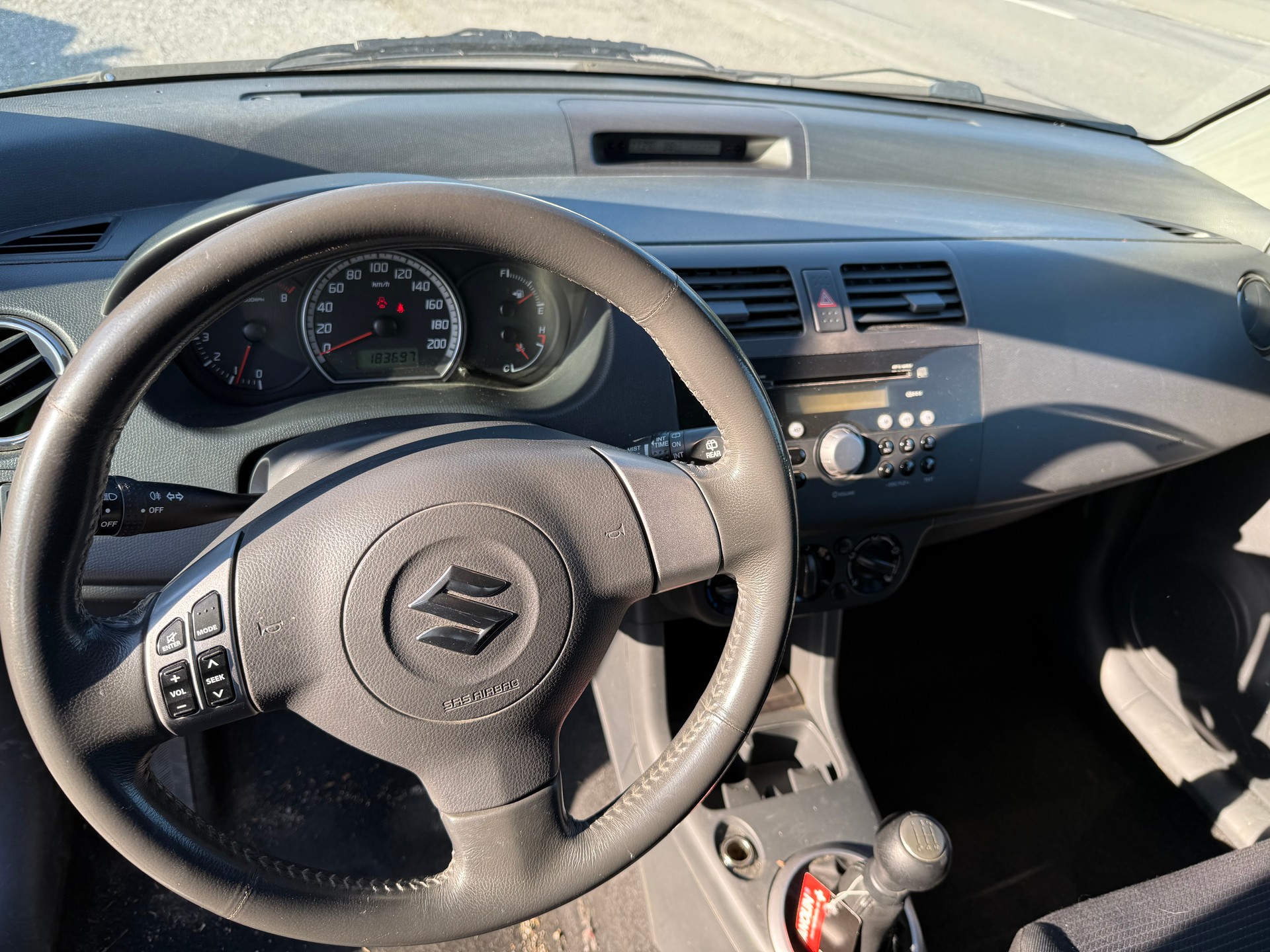 SUZUKI Swift 1.3i 16V GL 4x4-image-12