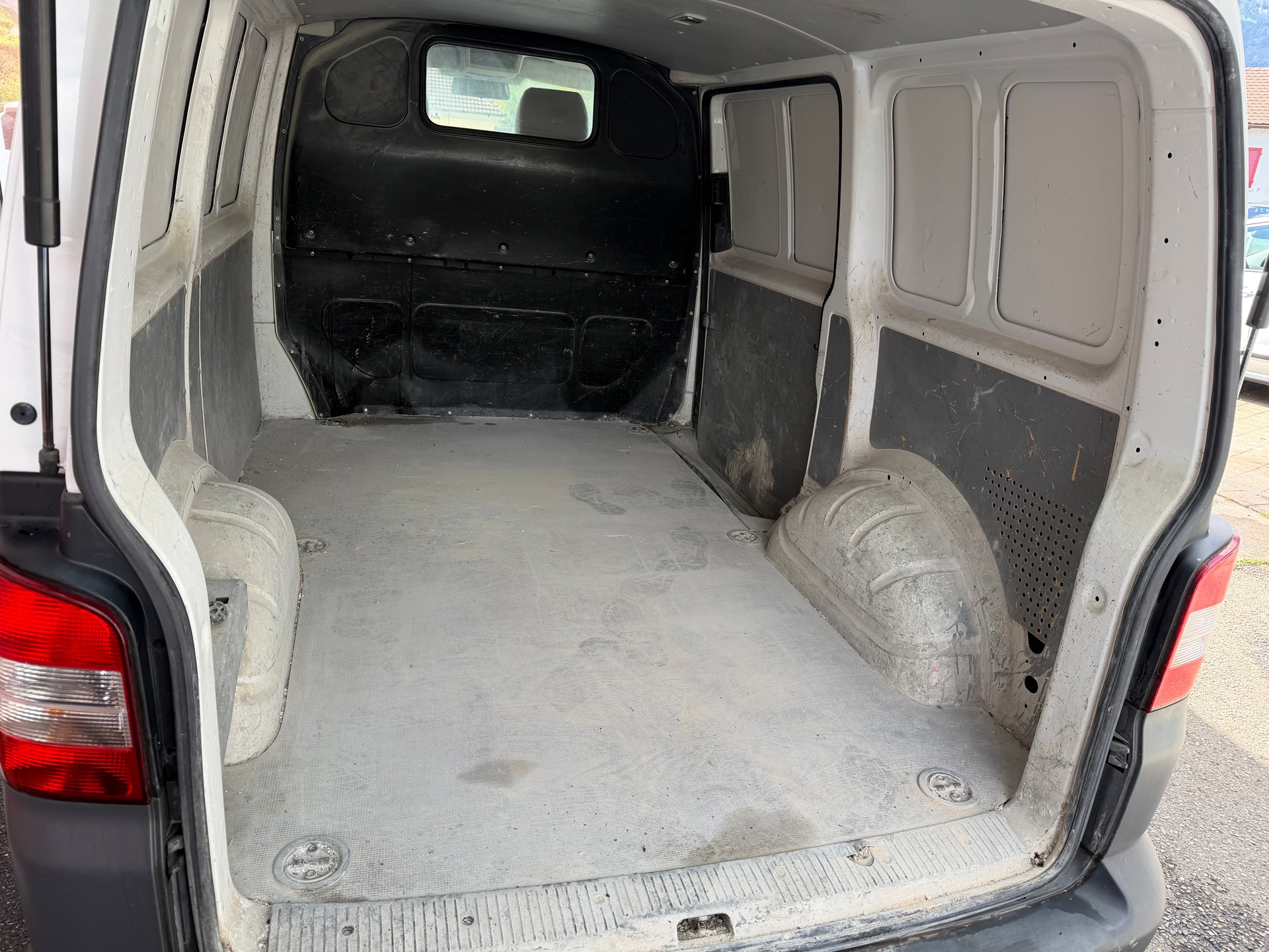 VW T5 2.0 TDI-image-13