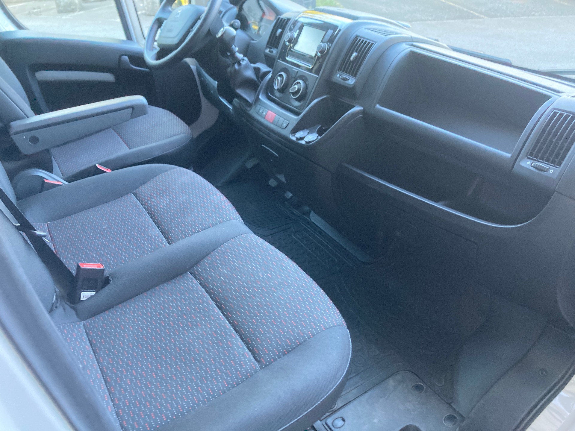 PEUGEOT Boxer 2.2 HDI 330 Pro L2H2-image-10