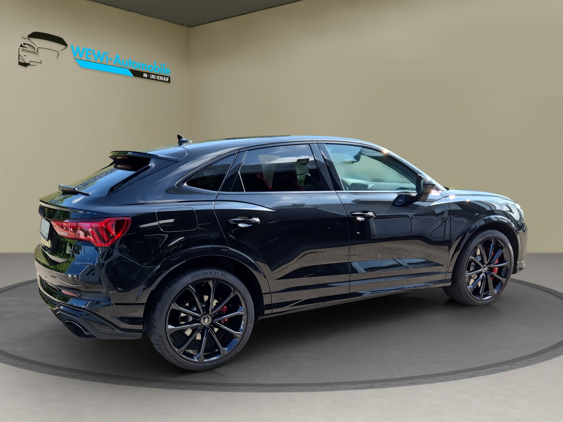 AUDI RS Q3 Sportback quattro S tronic-image-4