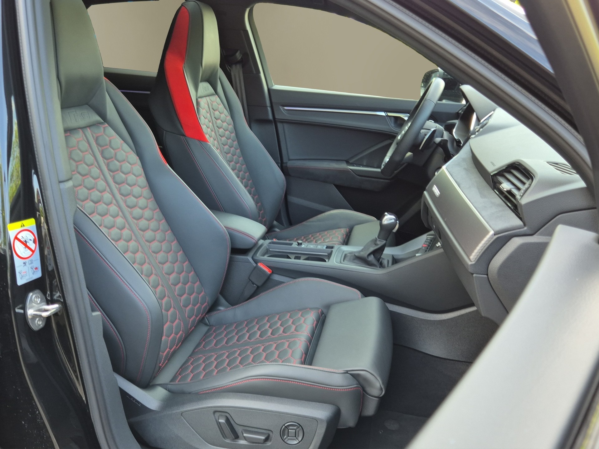 AUDI RS Q3 Sportback quattro S tronic-image-16