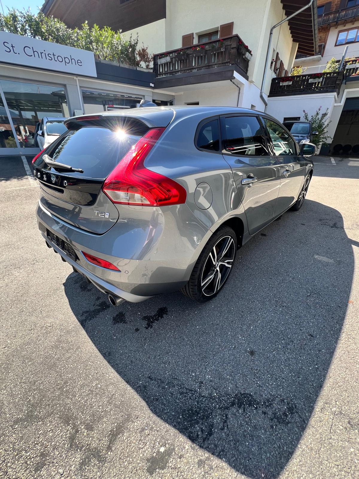 VOLVO V40 T2 Momentum Geartronic-image-1