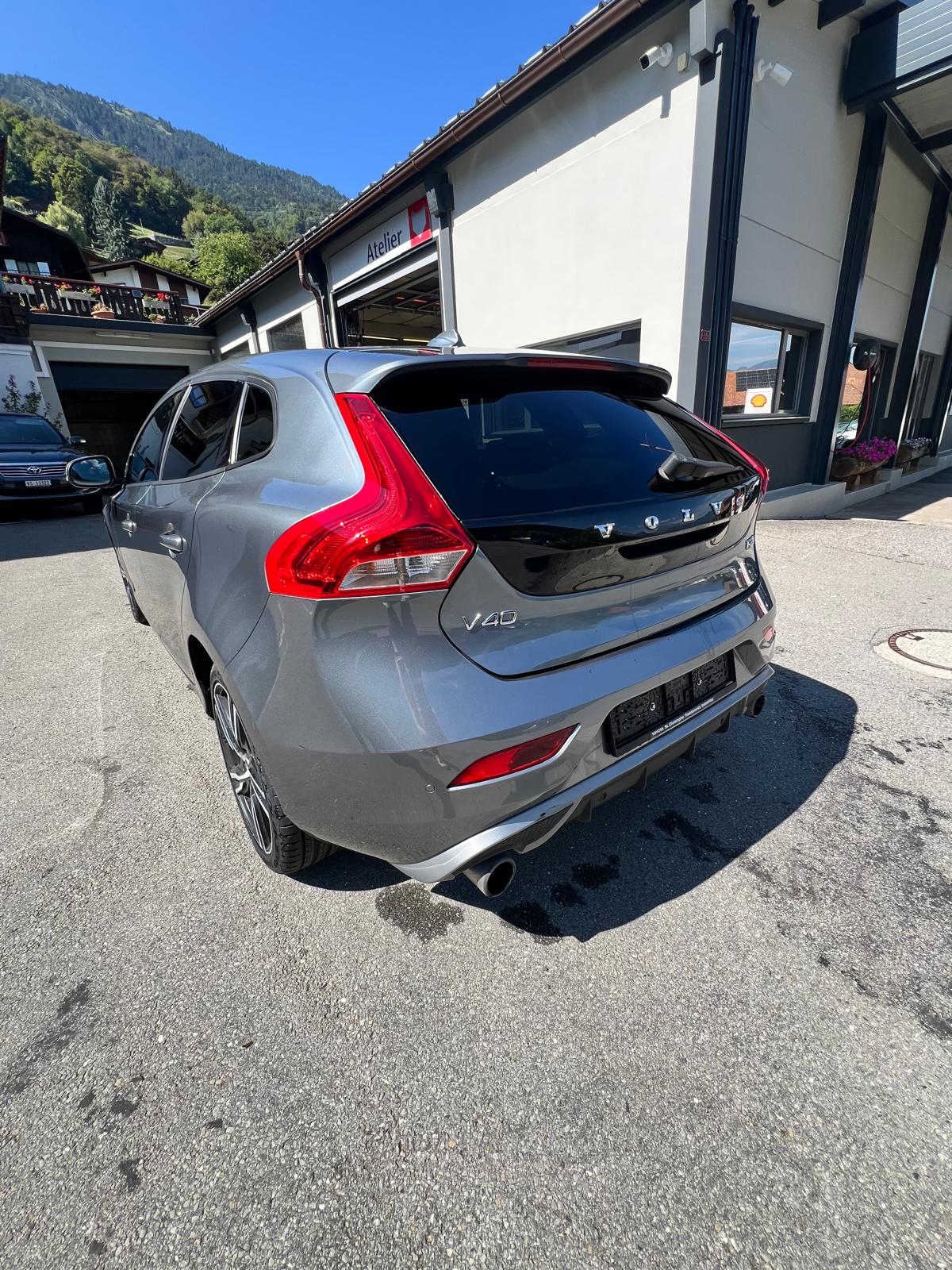VOLVO V40 T2 Momentum Geartronic-image-2