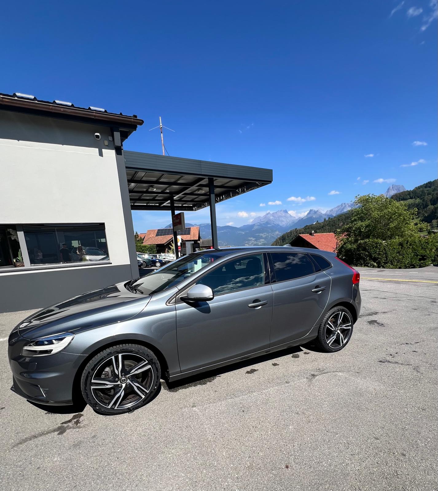 VOLVO V40 T2 Momentum Geartronic-image-0