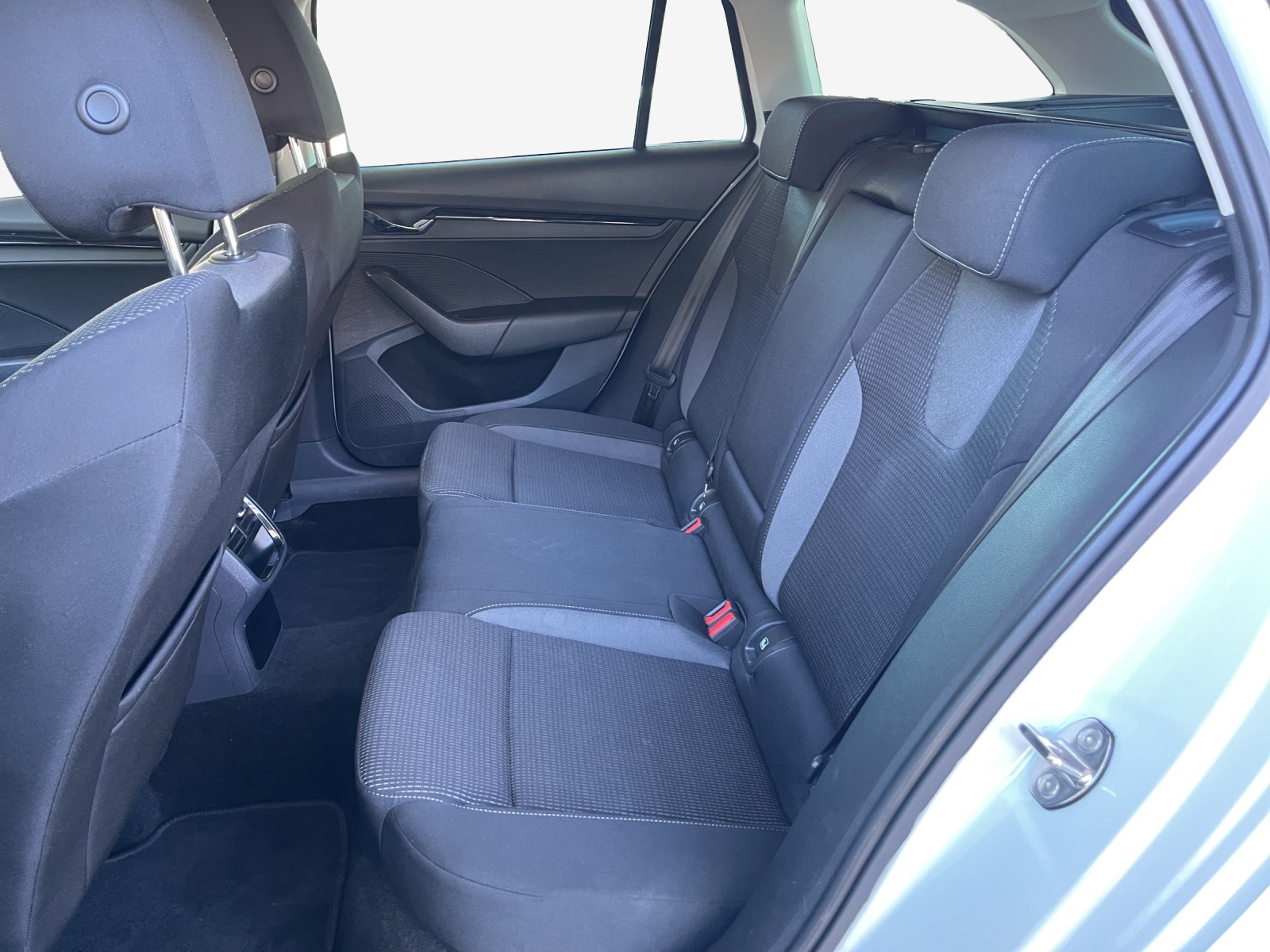 SKODA Octavia Combi 2.0 TDI DSG Ambition 4x4-image-11