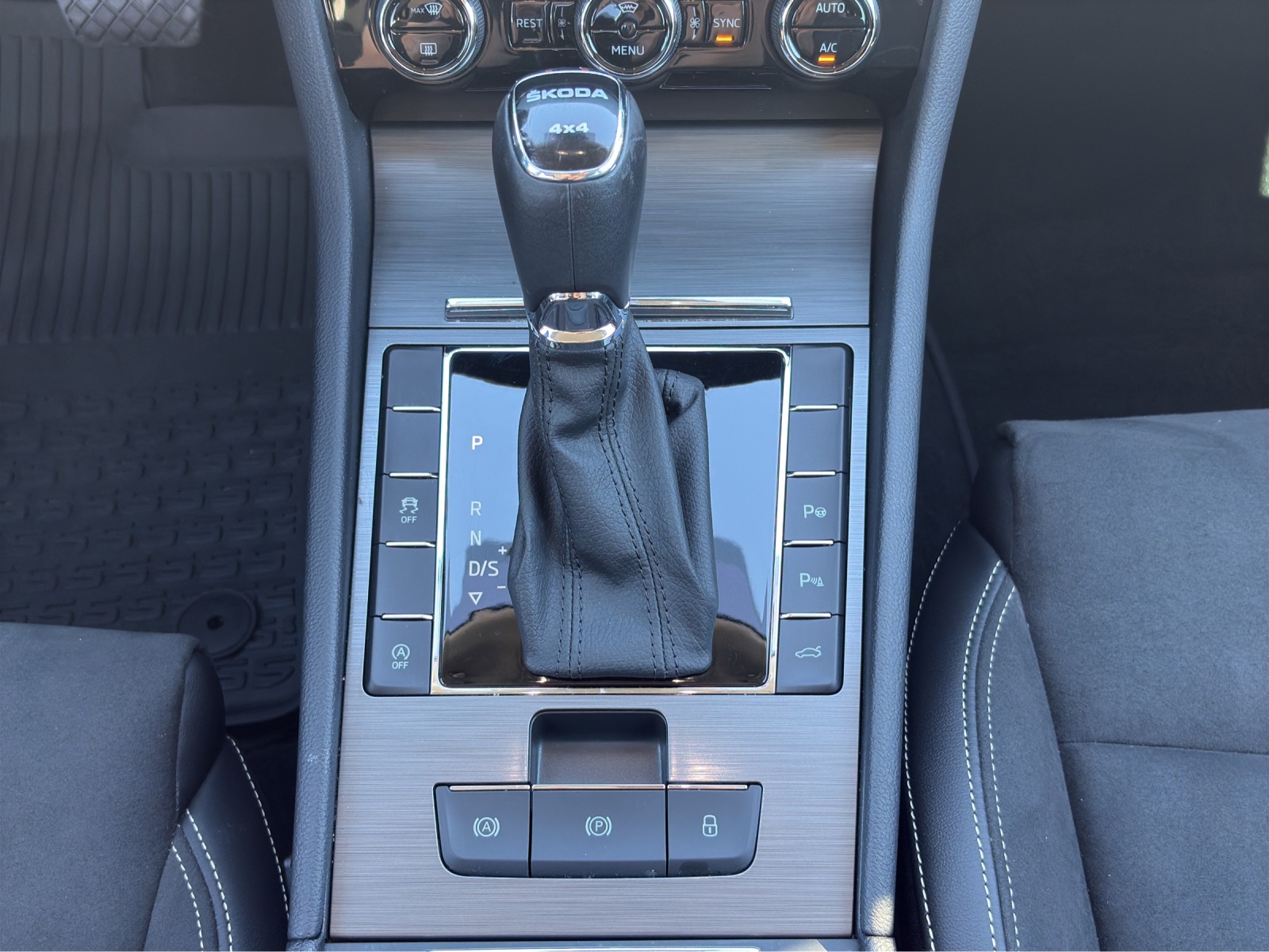 SKODA Superb Combi 2.0 TDI 200 Style 4x4 DSG-image-14
