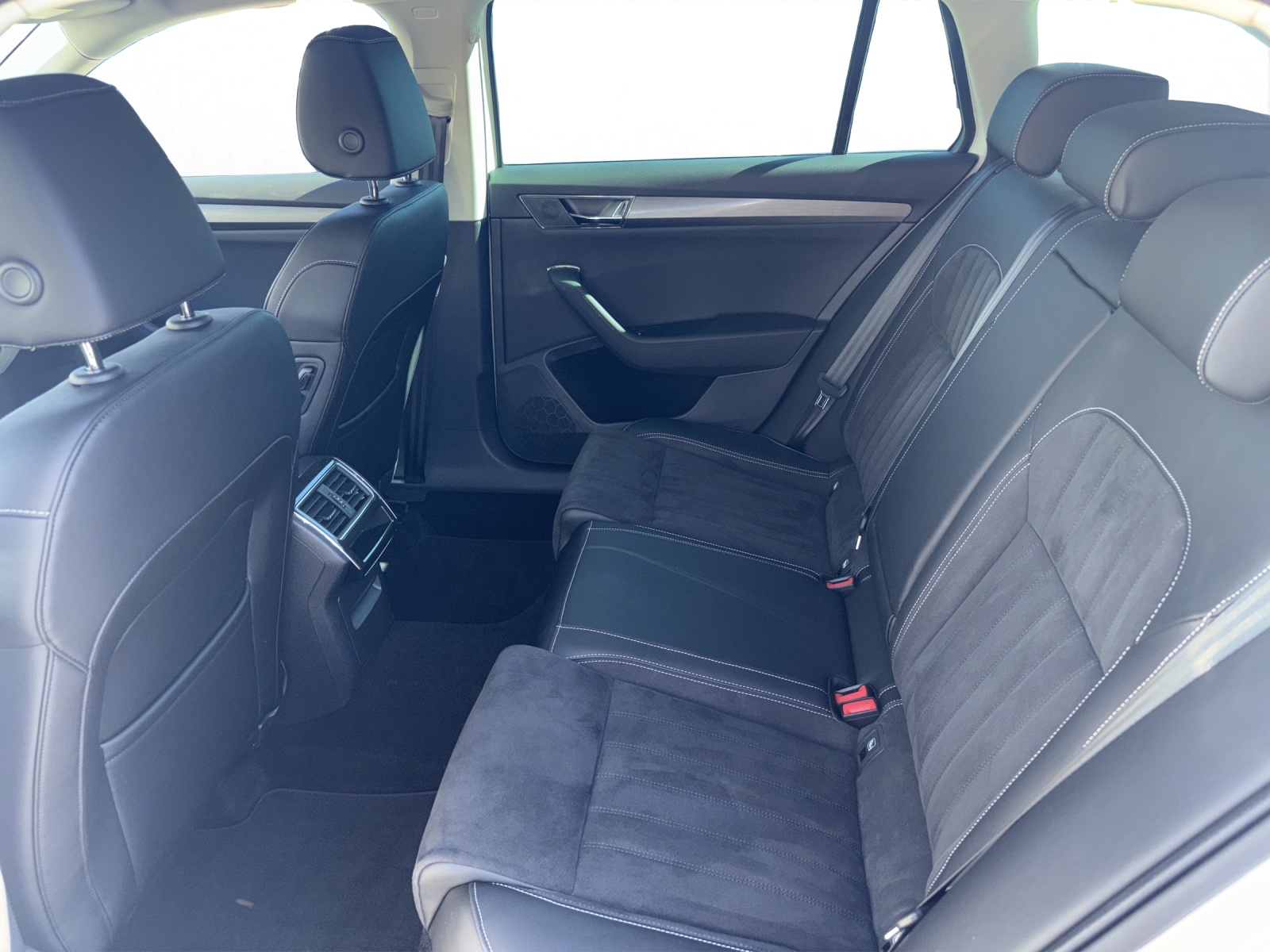 SKODA Superb Combi 2.0 TDI 200 Style 4x4 DSG-image-13