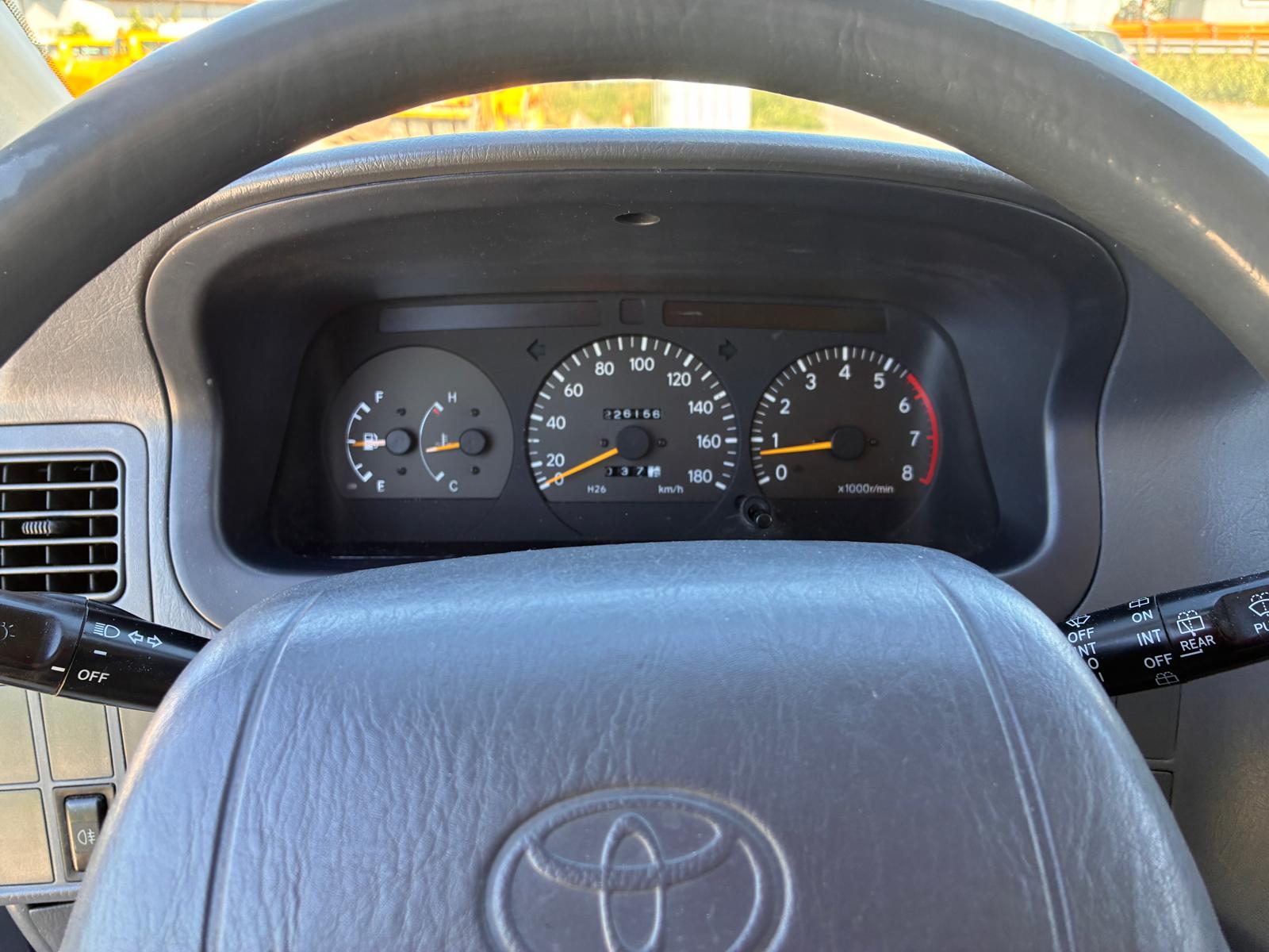 TOYOTA HI-ACE-image-3