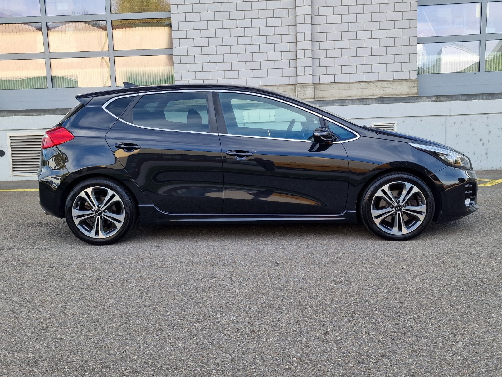 KIA Cee'd 1.6 CRDi GT Line DCT-image-3
