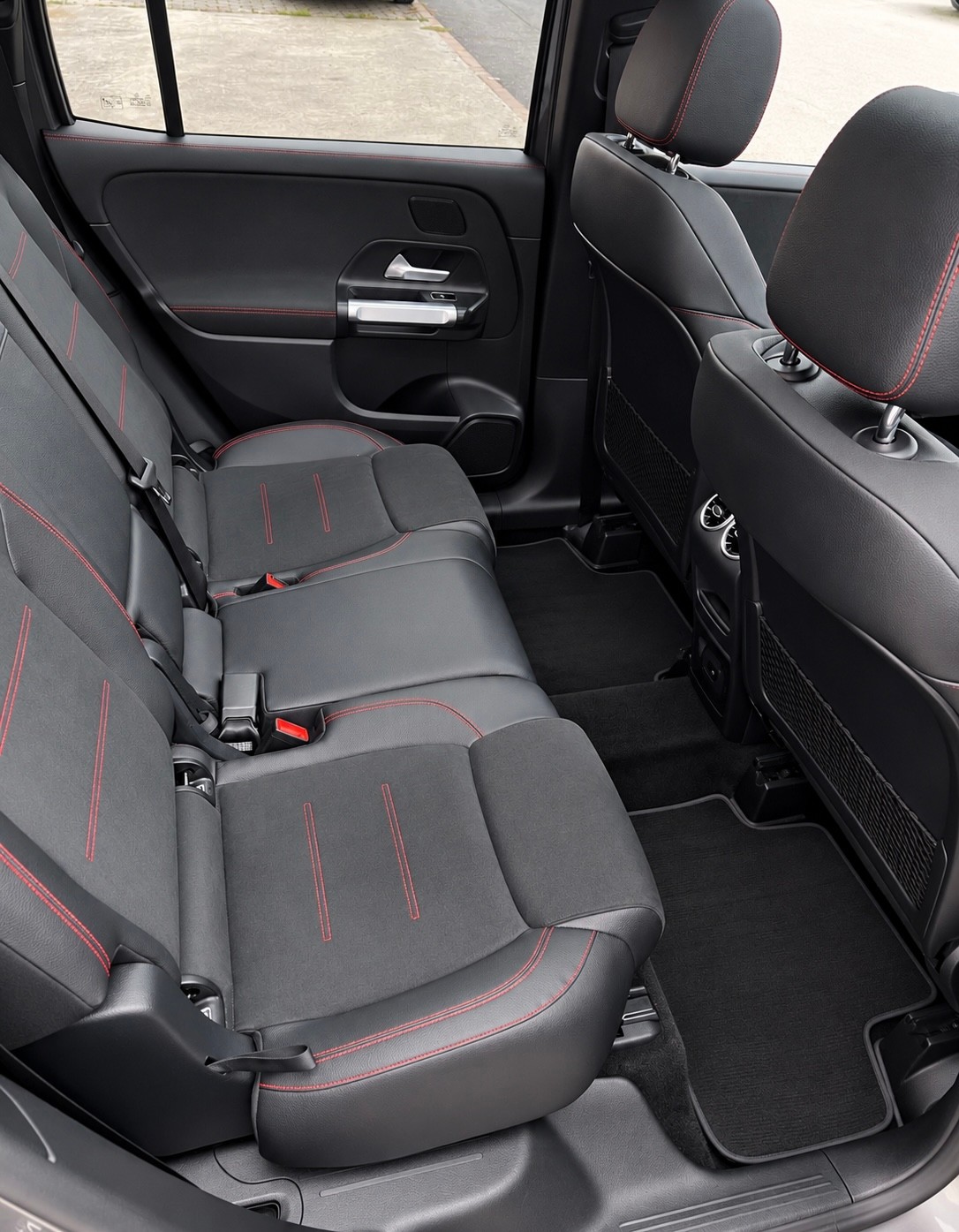 MERCEDES-BENZ GLB 250 4Matic AMG Line 8G-Tronic 7 Places-image-12
