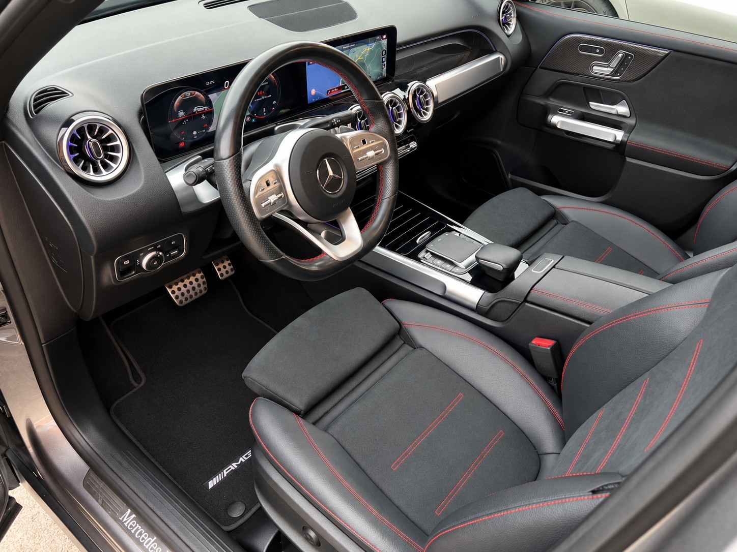 MERCEDES-BENZ GLB 250 4Matic AMG Line 8G-Tronic 7 Places-image-8