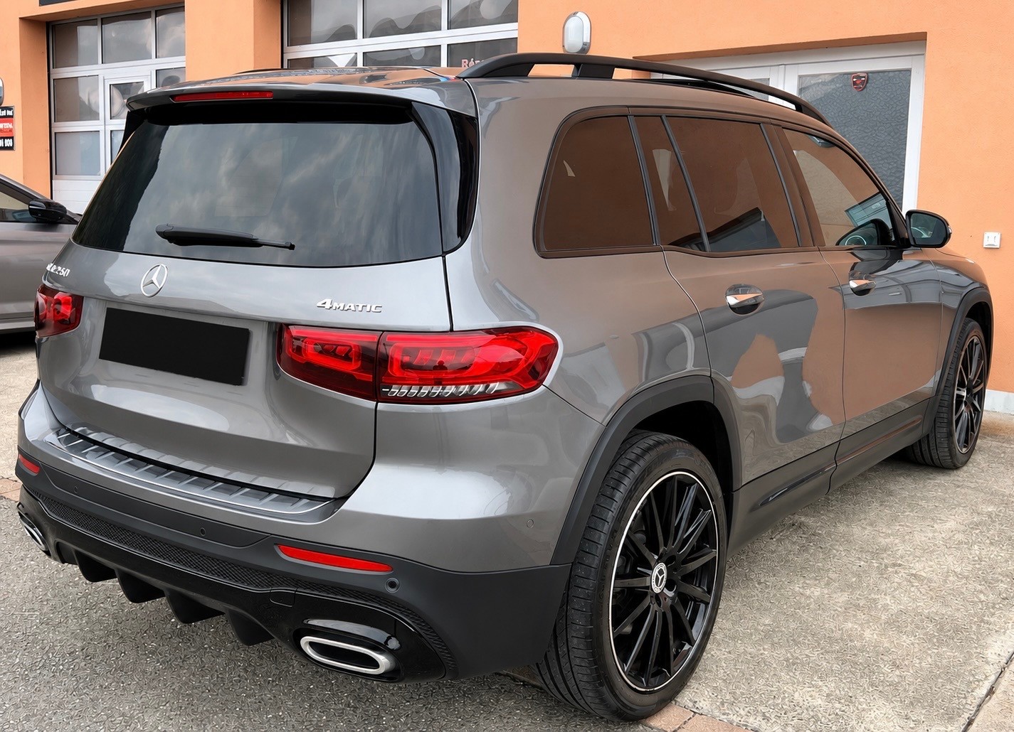 MERCEDES-BENZ GLB 250 4Matic AMG Line 8G-Tronic 7 Places-image-7