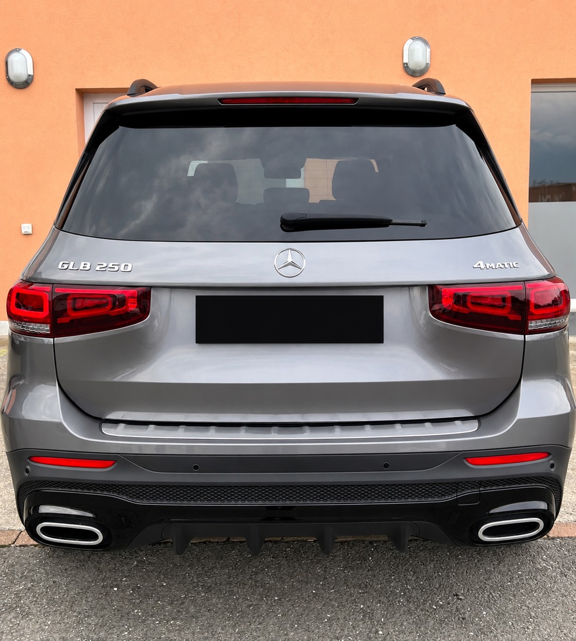 MERCEDES-BENZ GLB 250 4Matic AMG Line 8G-Tronic 7 Places-image-6