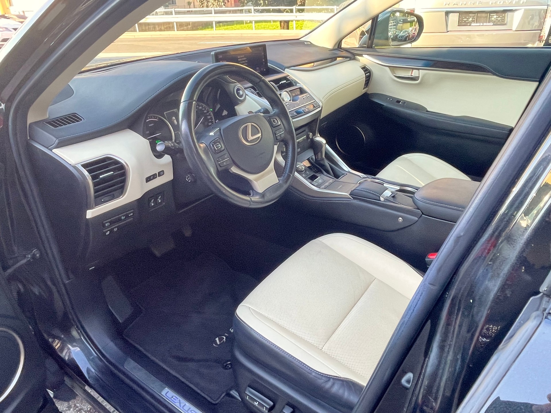 LEXUS NX 300h Excellence E-Four Automatic-image-3