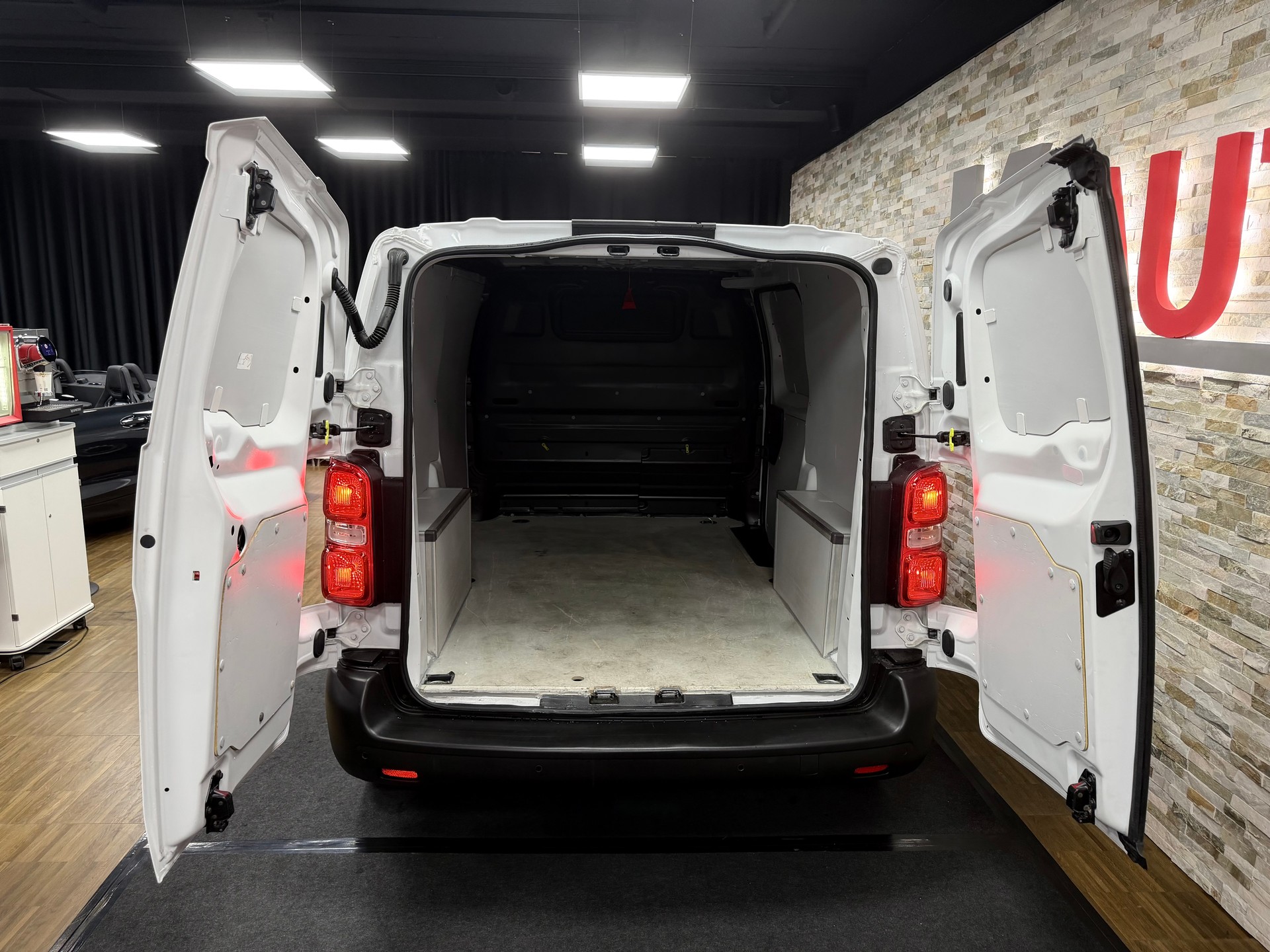 PEUGEOT Expert 1.5 BlueHDi 120 S&S Standard-image-17