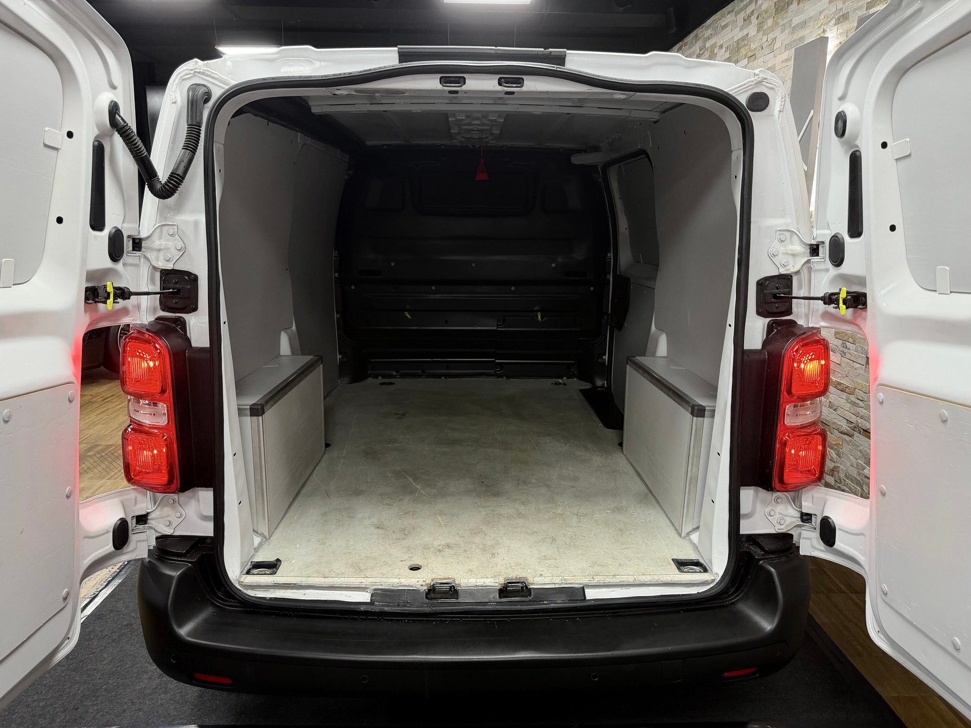 PEUGEOT Expert 1.5 BlueHDi 120 S&S Standard-image-16