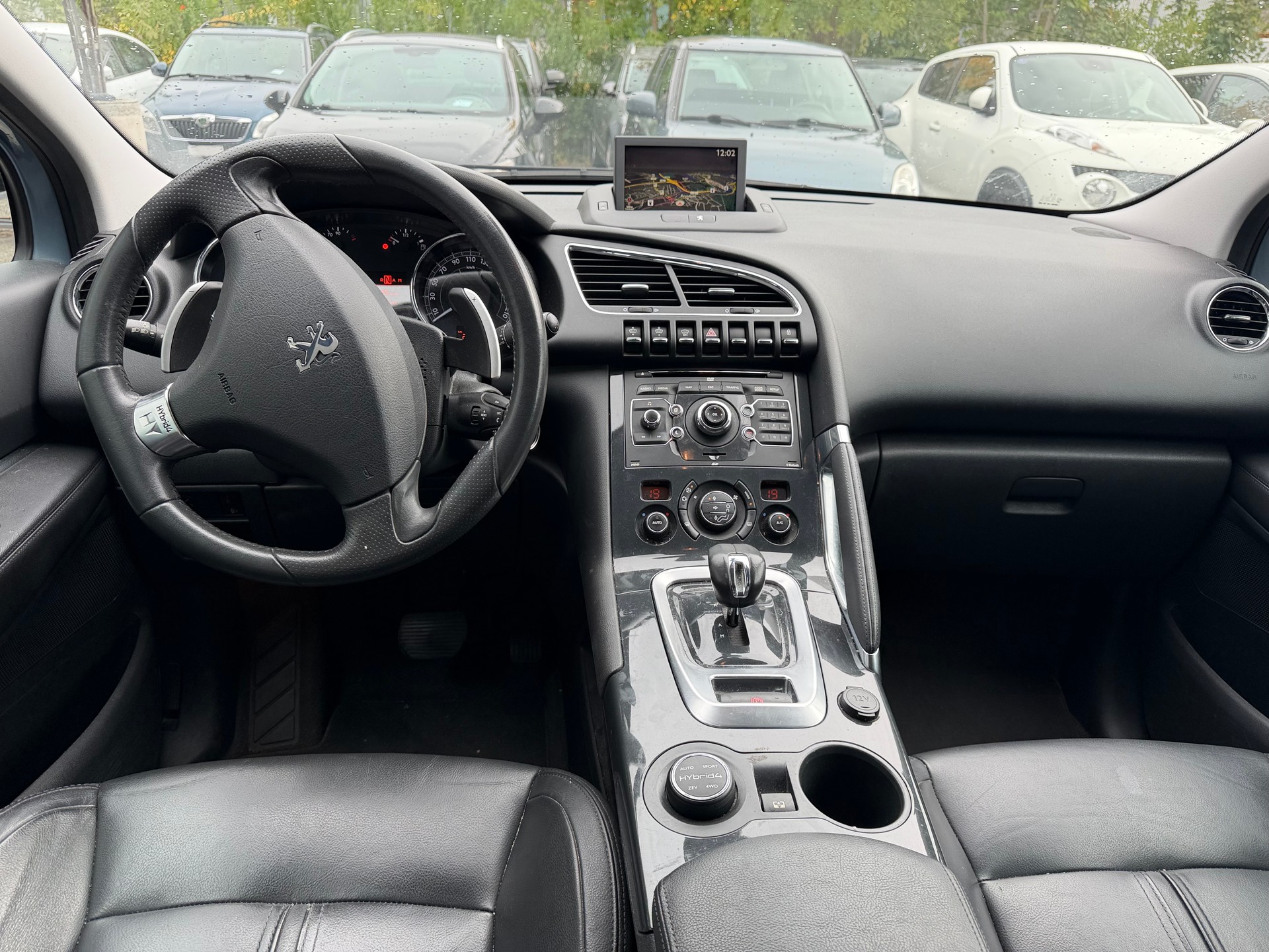 PEUGEOT 3008 HYbrid4 2.0 HDI EGS6-image-9