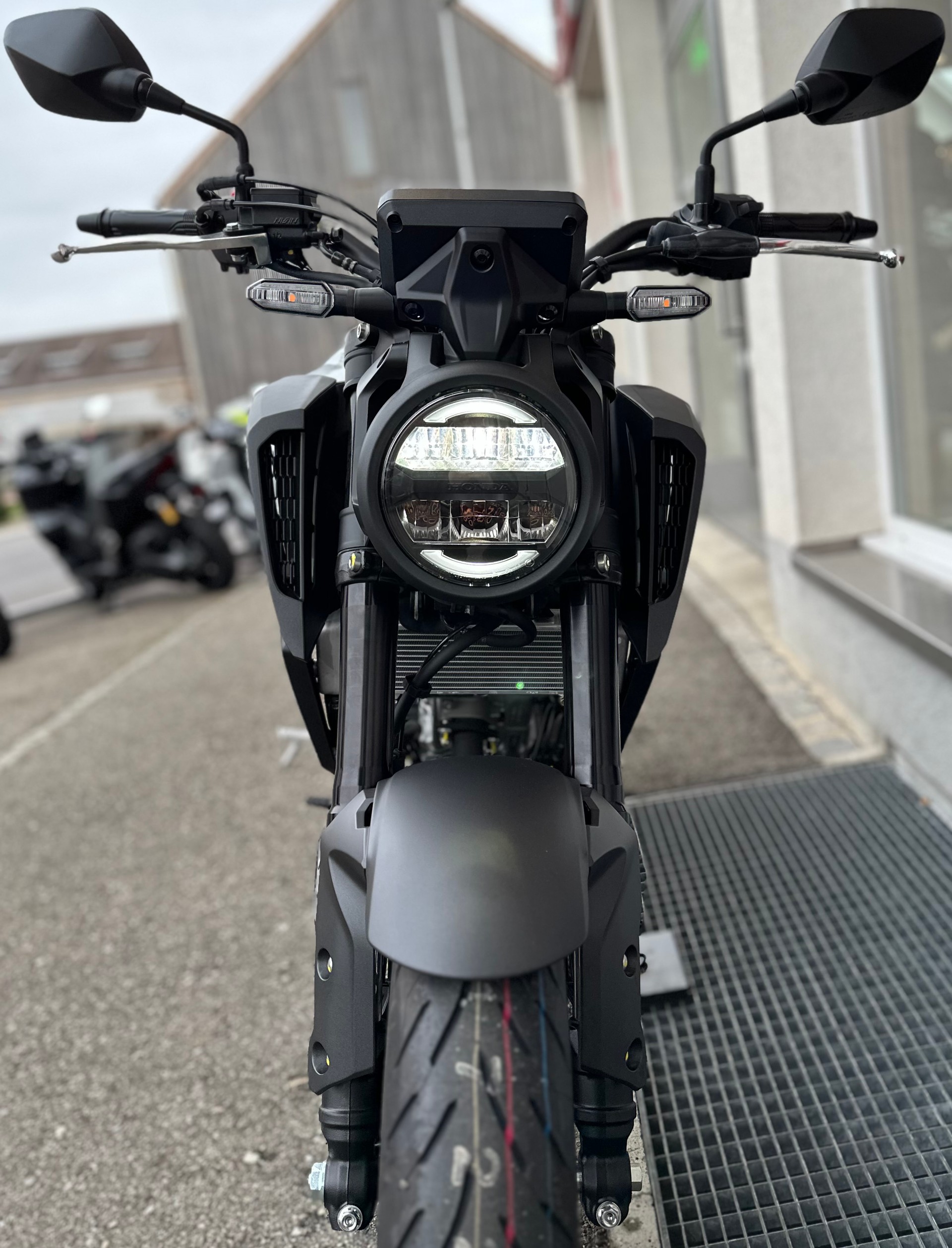 HONDA CB 125 R-showroom-element-1