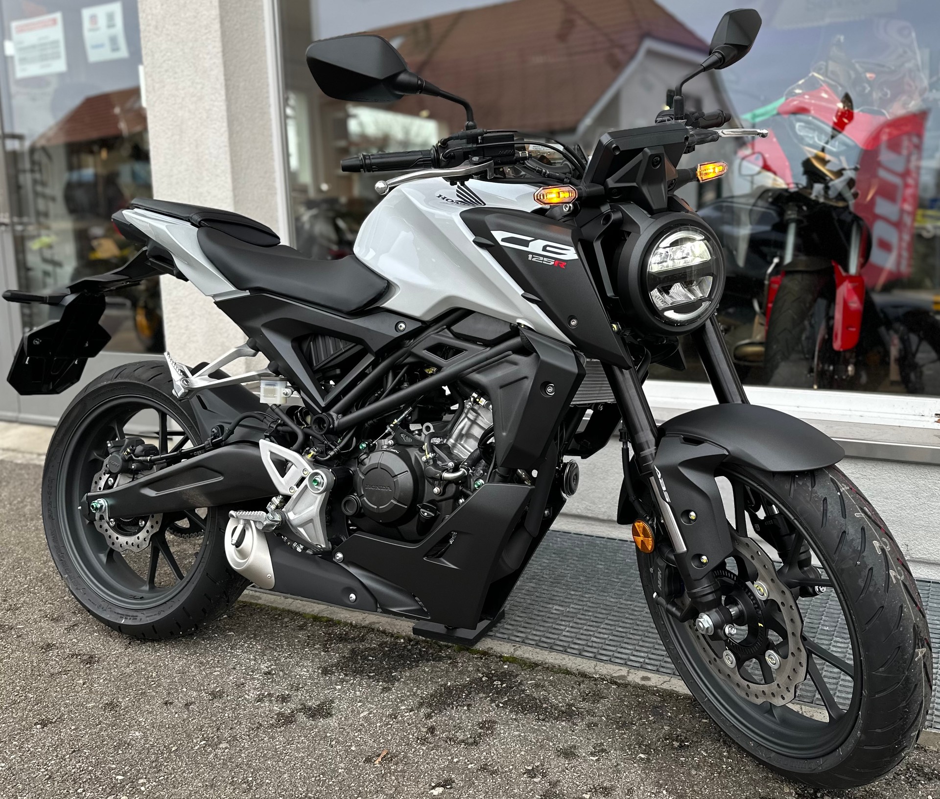 HONDA CB 125 R-showroom-element-2