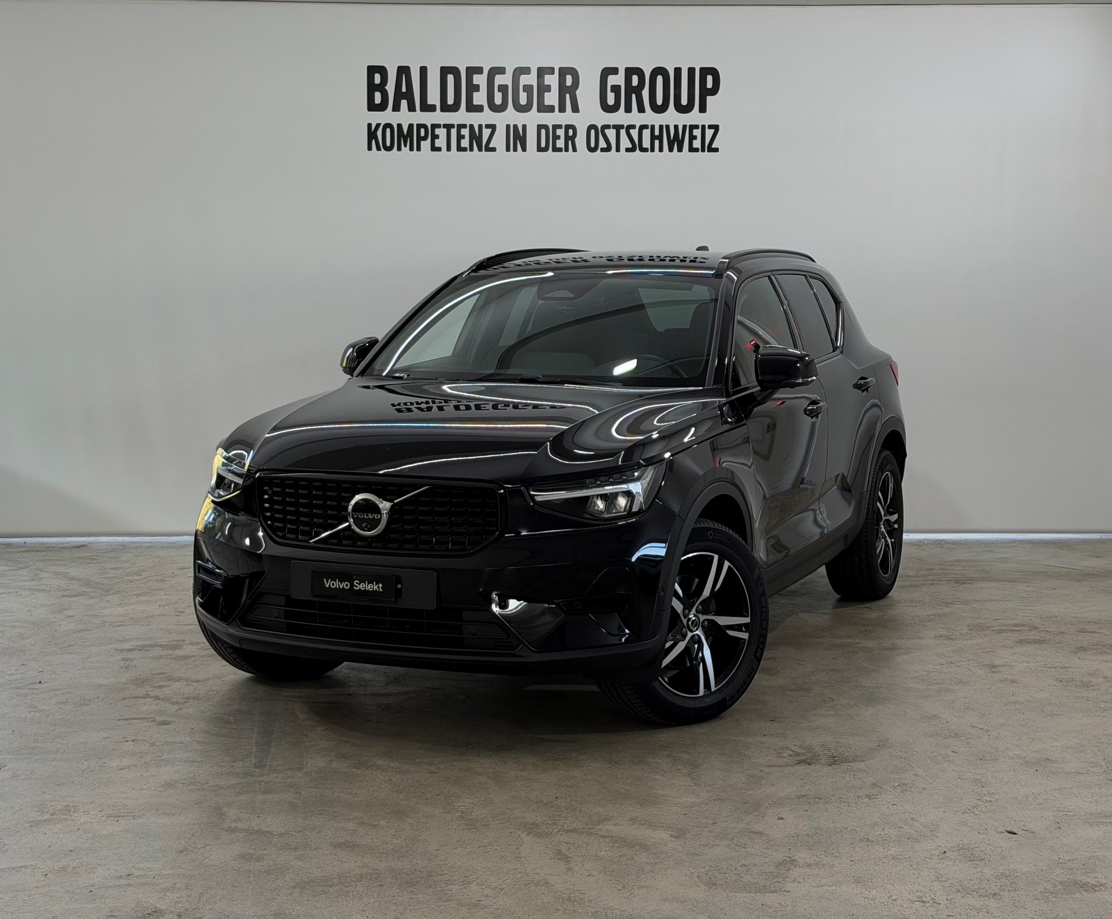 VOLVO XC40 2.0 B3 MH Plus Dark-image-0