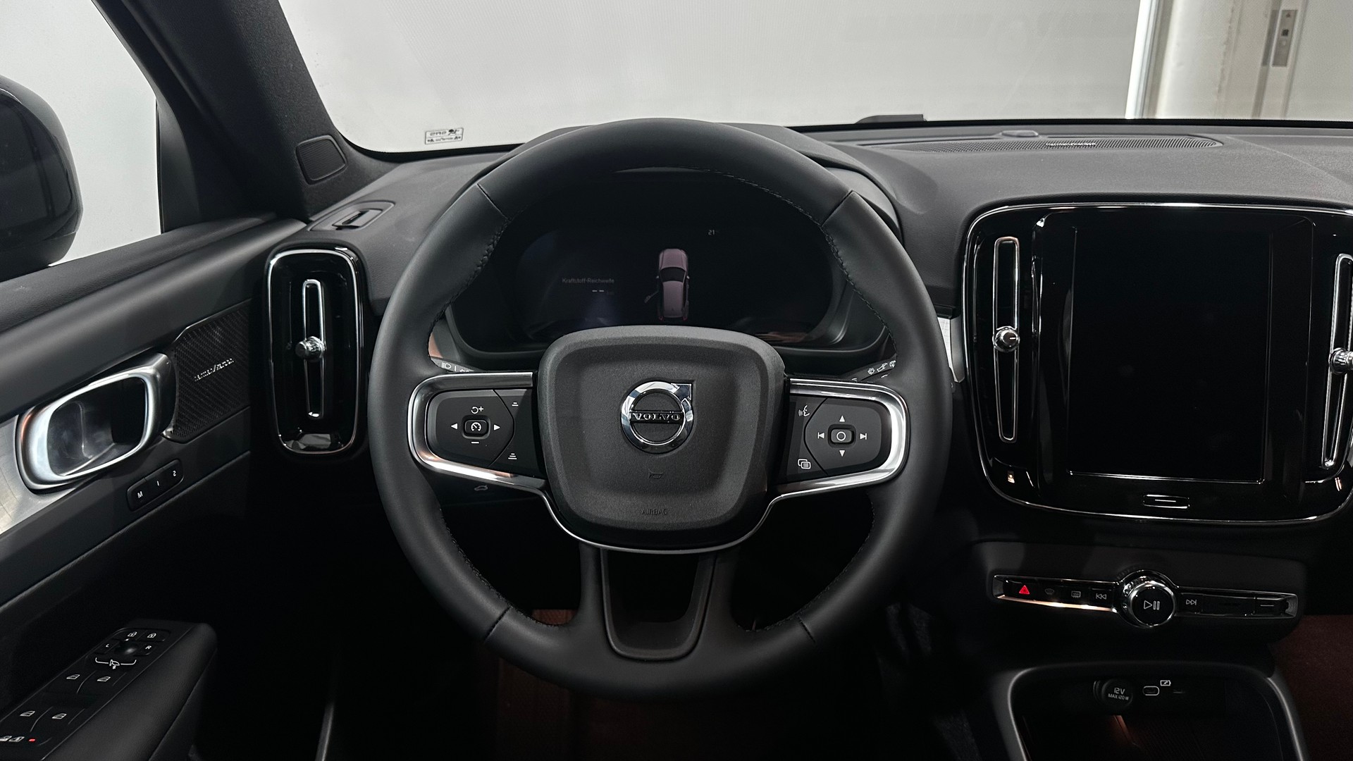 VOLVO XC40 2.0 B3 MH Plus Dark-image-12