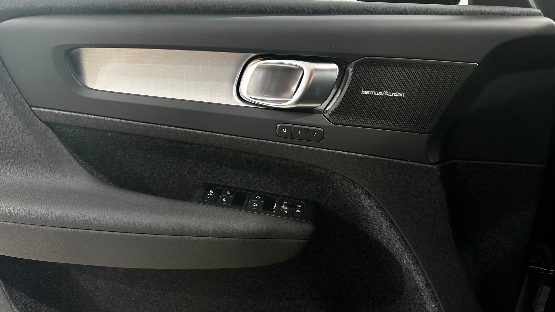 VOLVO XC40 2.0 B3 MH Plus Dark-image-13