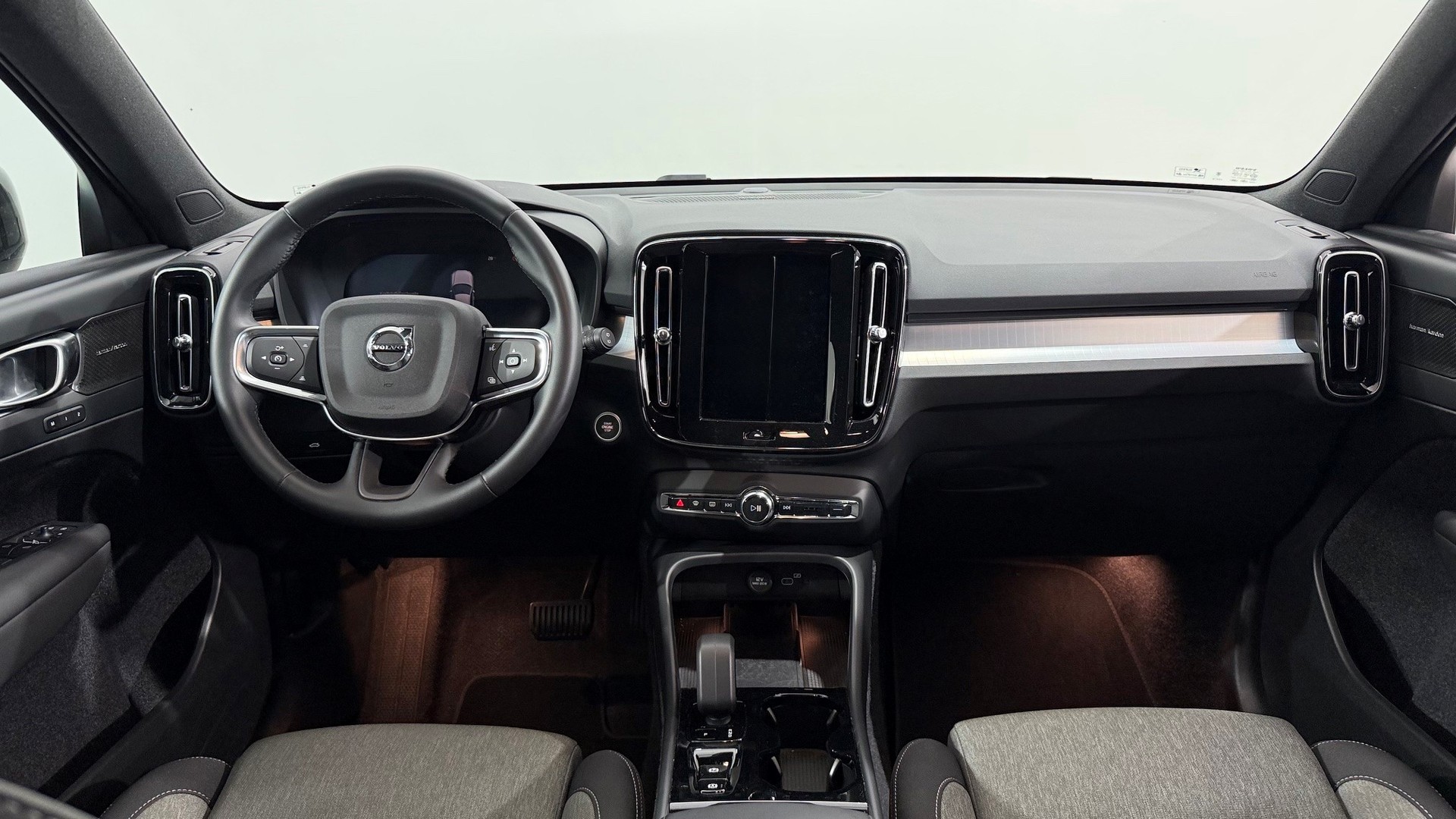 VOLVO XC40 2.0 B3 MH Plus Dark-image-5