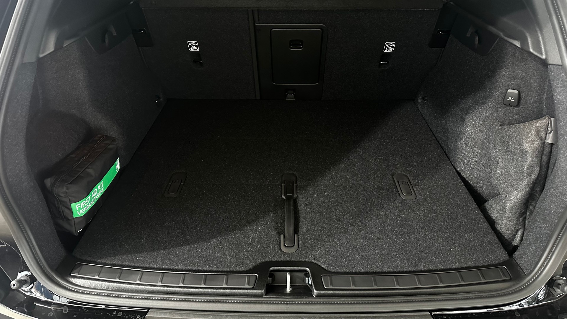 VOLVO XC40 2.0 B3 MH Plus Dark-image-6