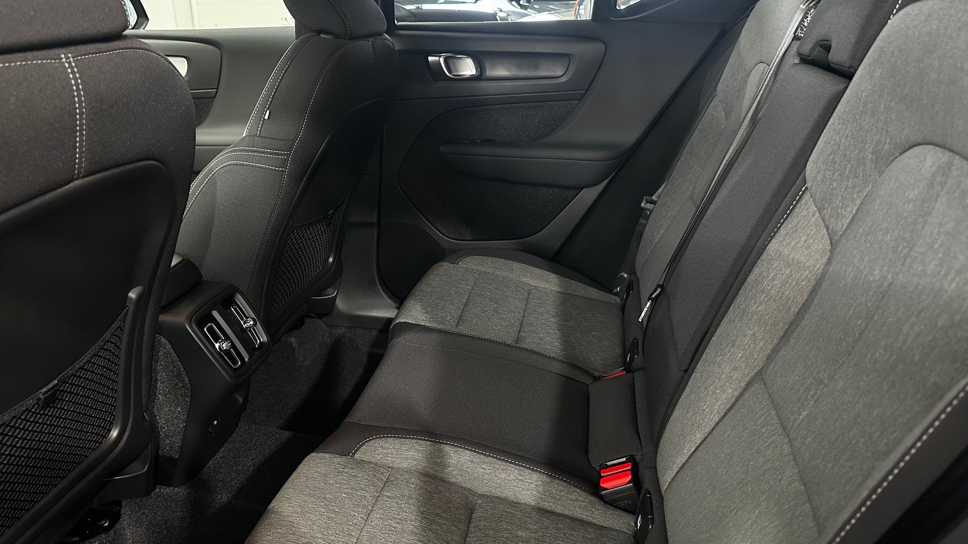 VOLVO XC40 2.0 B3 MH Plus Dark-image-5