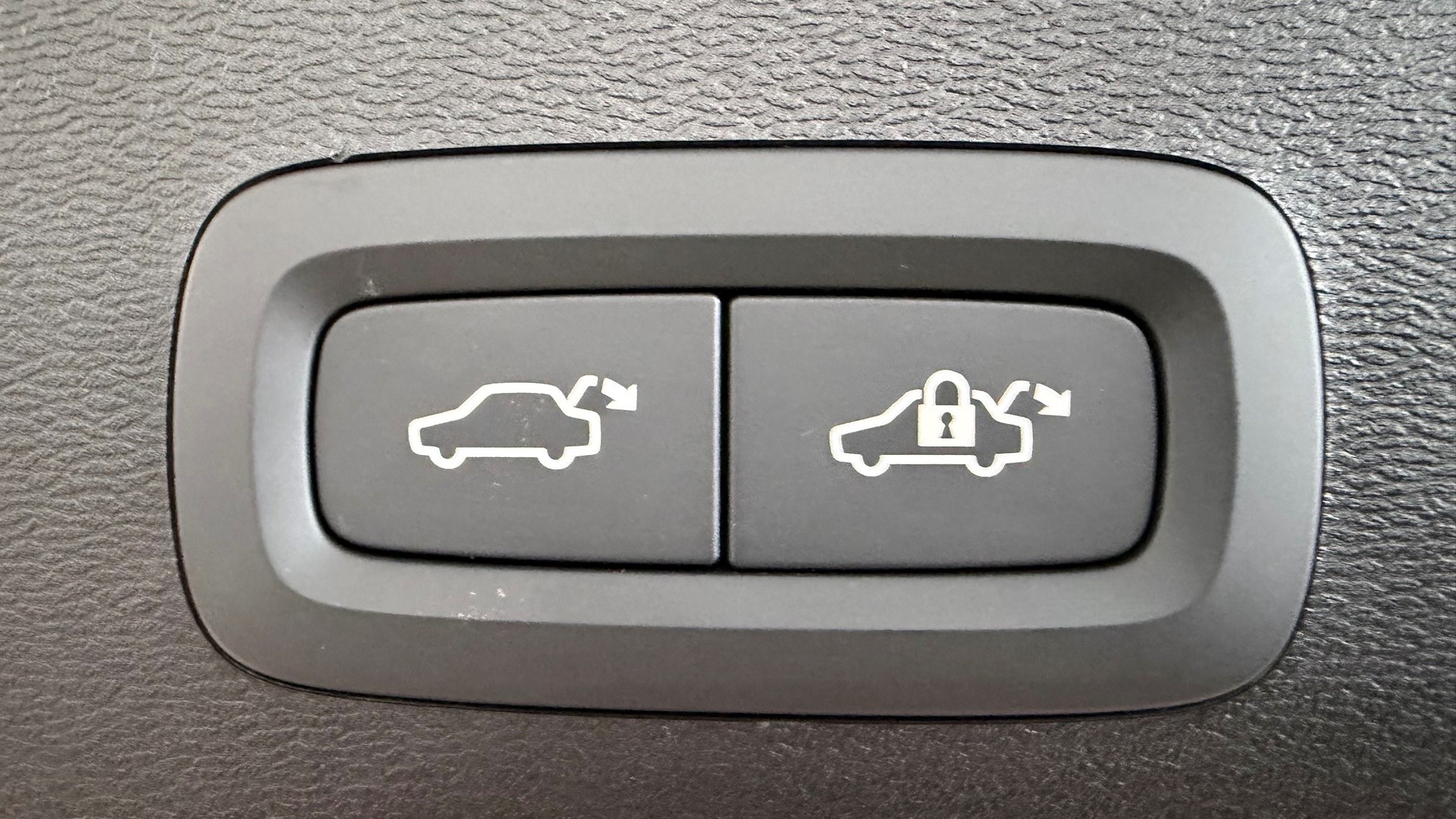 VOLVO XC40 2.0 B3 MH Plus Dark-image-15