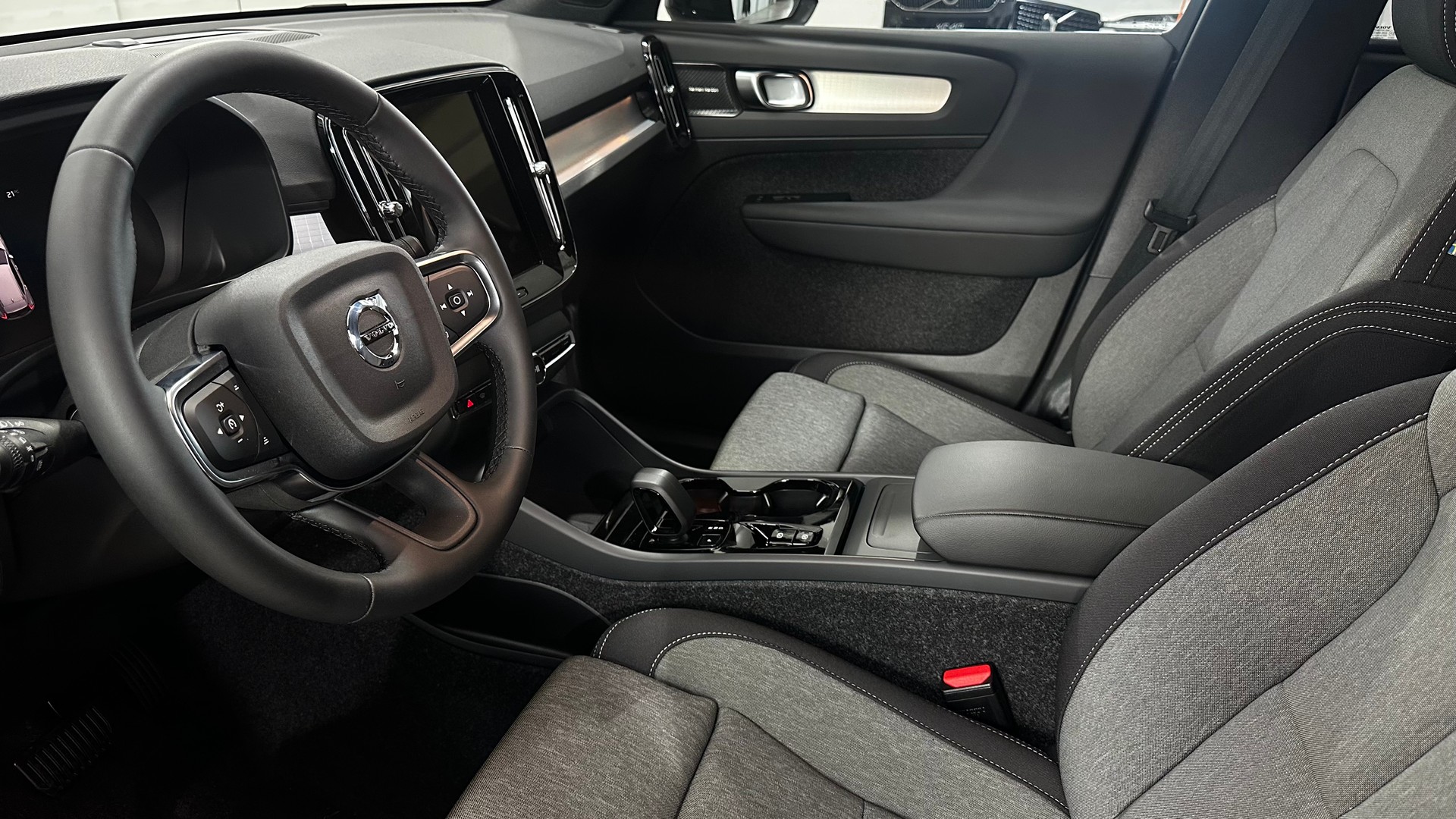 VOLVO XC40 2.0 B3 MH Plus Dark-image-3