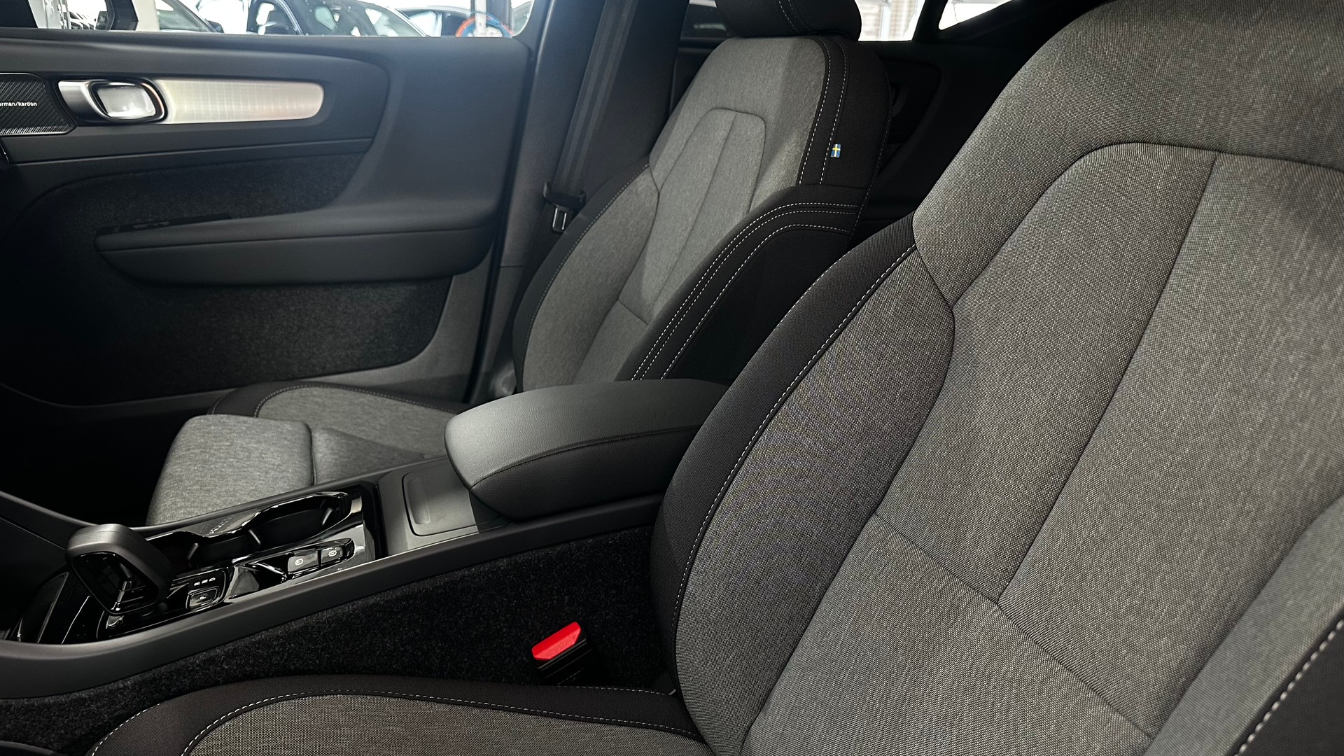 VOLVO XC40 2.0 B3 MH Plus Dark-image-10
