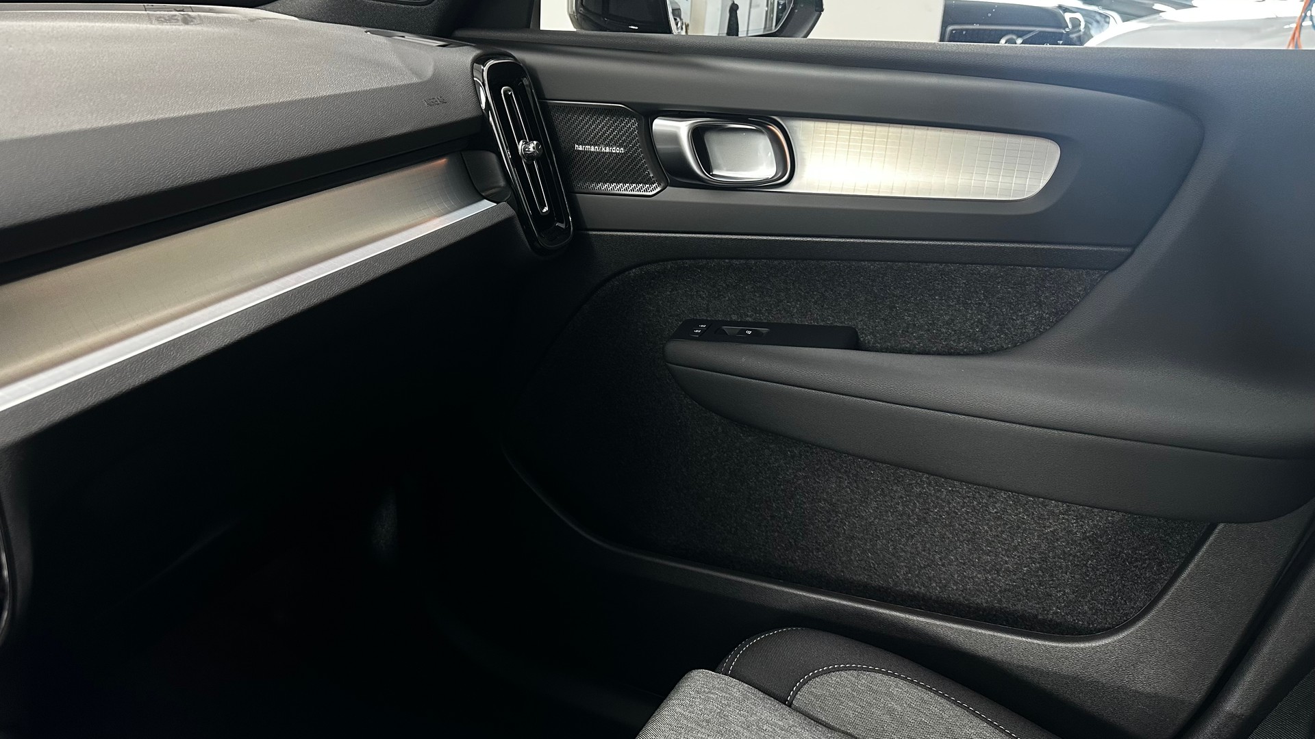 VOLVO XC40 2.0 B3 MH Plus Dark-image-11