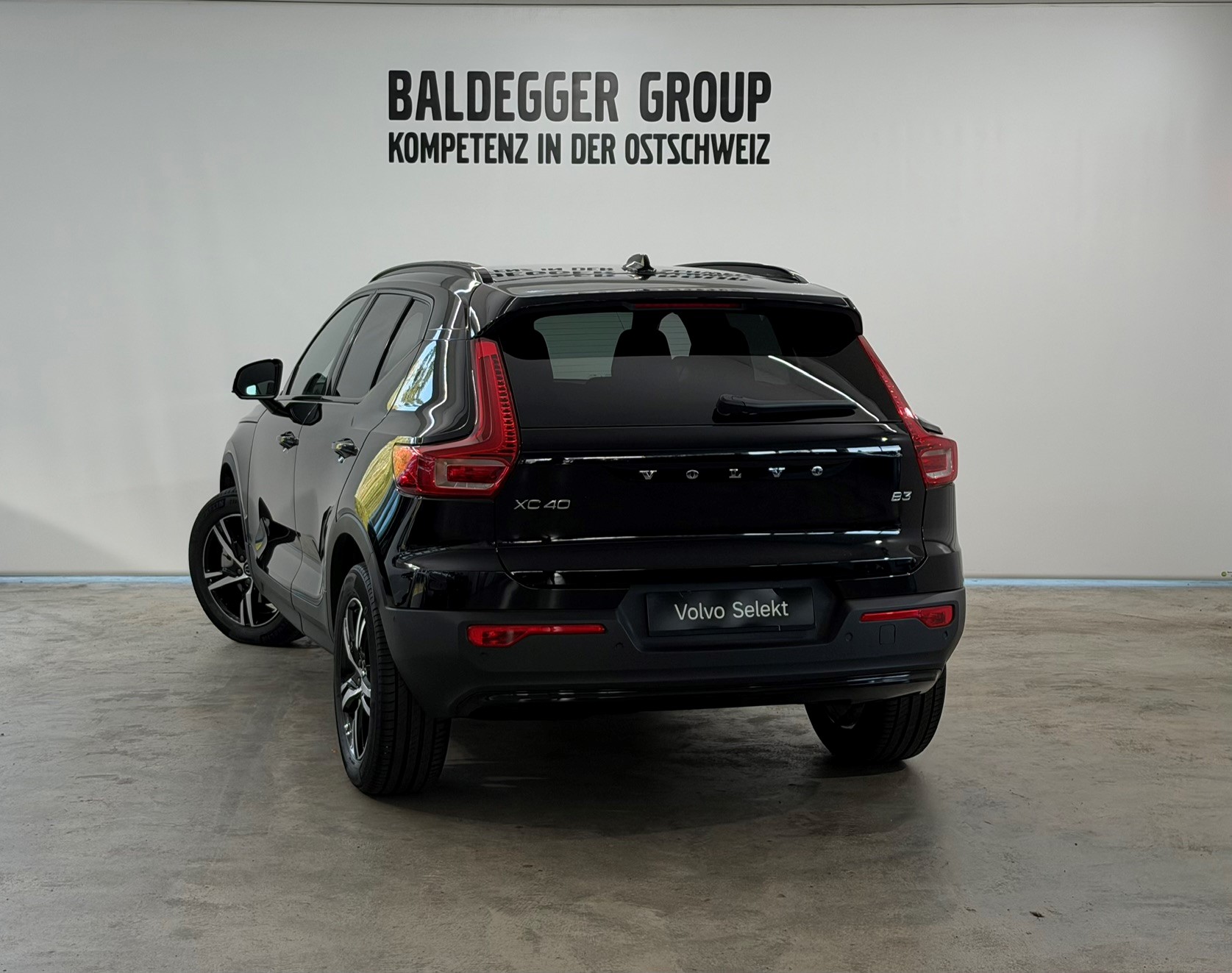 VOLVO XC40 2.0 B3 MH Plus Dark-image-1