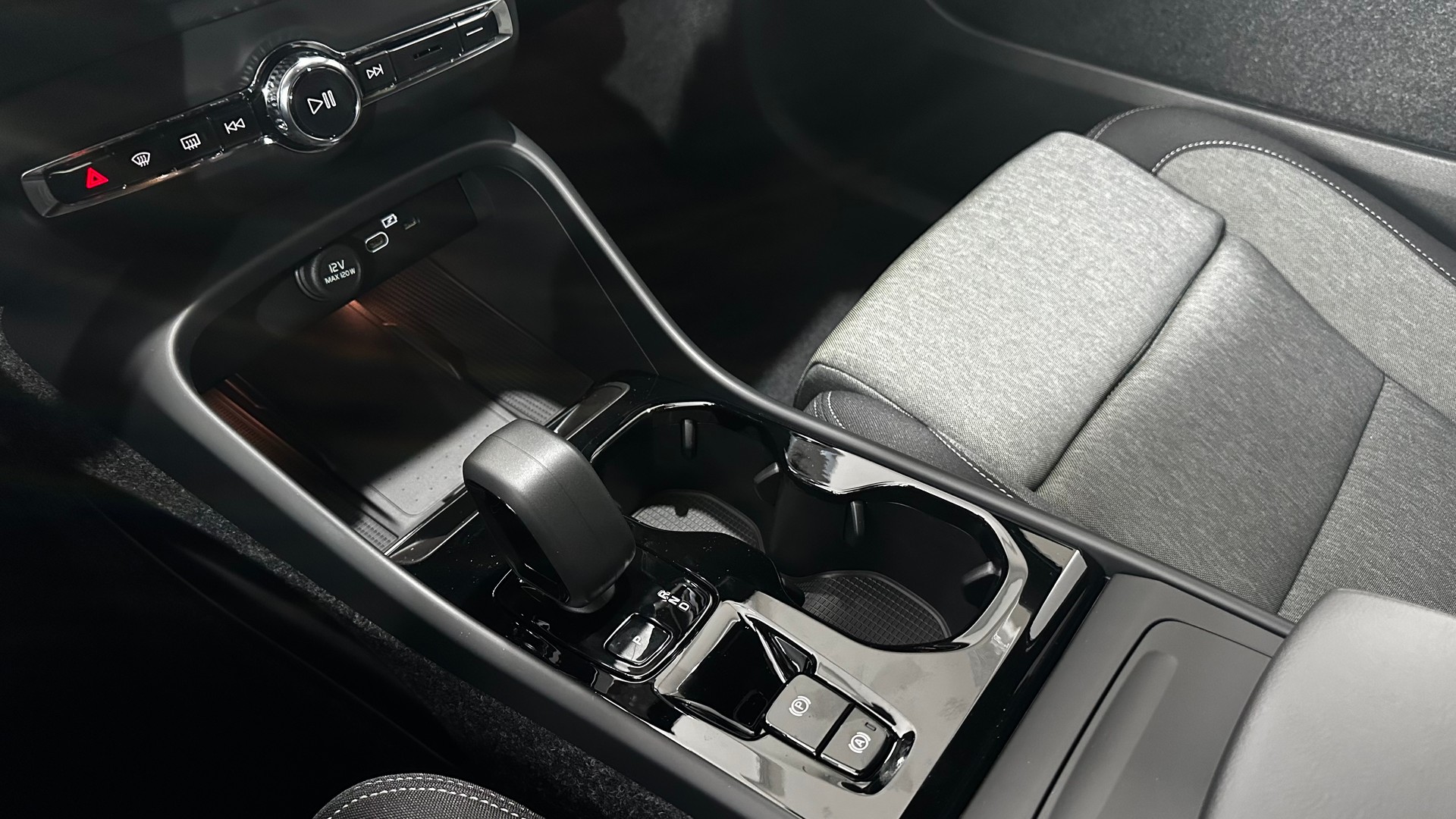 VOLVO XC40 2.0 B3 MH Plus Dark-image-9