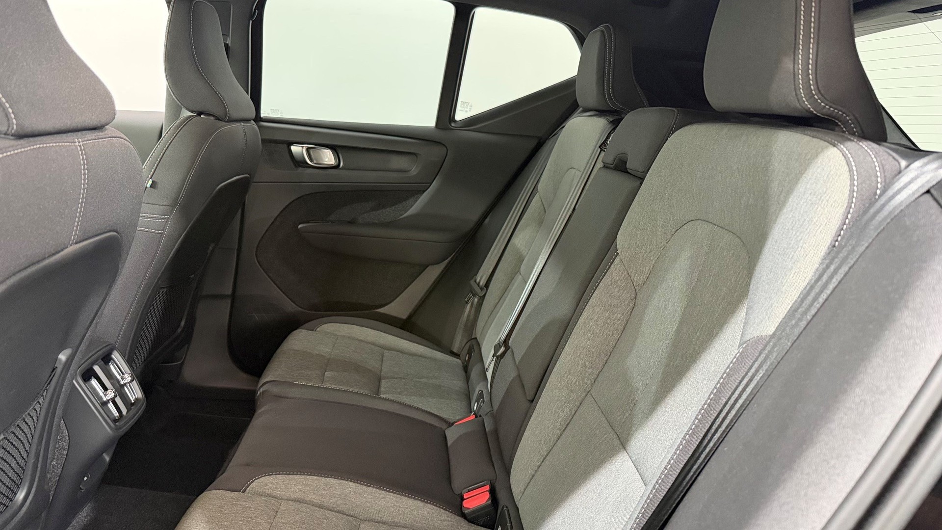VOLVO XC40 2.0 B3 MH Plus Dark-image-6