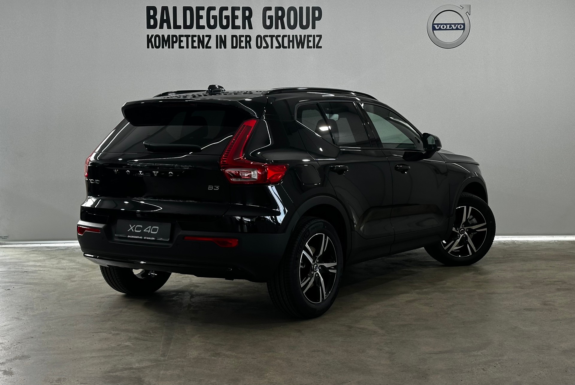 VOLVO XC40 2.0 B3 MH Plus Dark-image-2