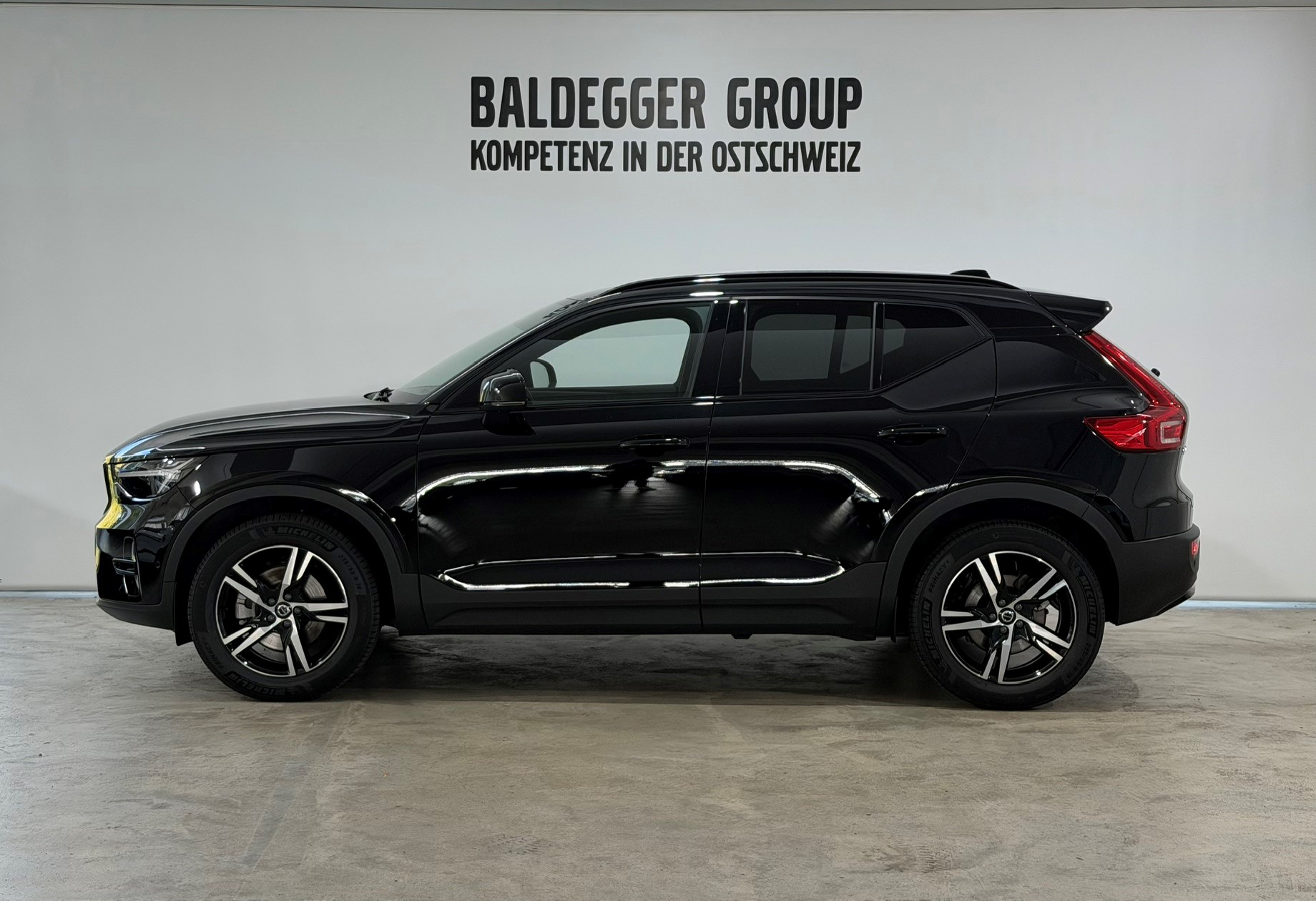VOLVO XC40 2.0 B3 MH Plus Dark-image-2