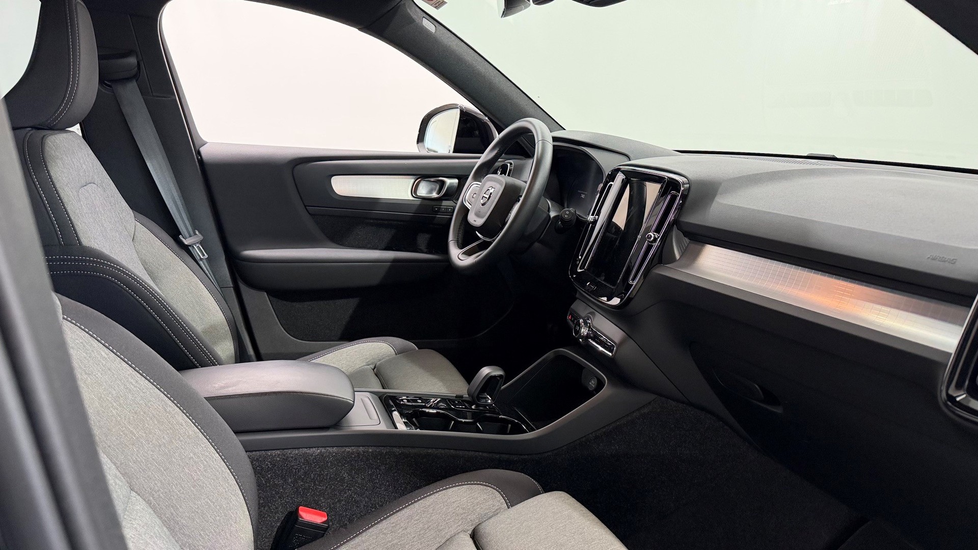 VOLVO XC40 2.0 B3 MH Plus Dark-image-4