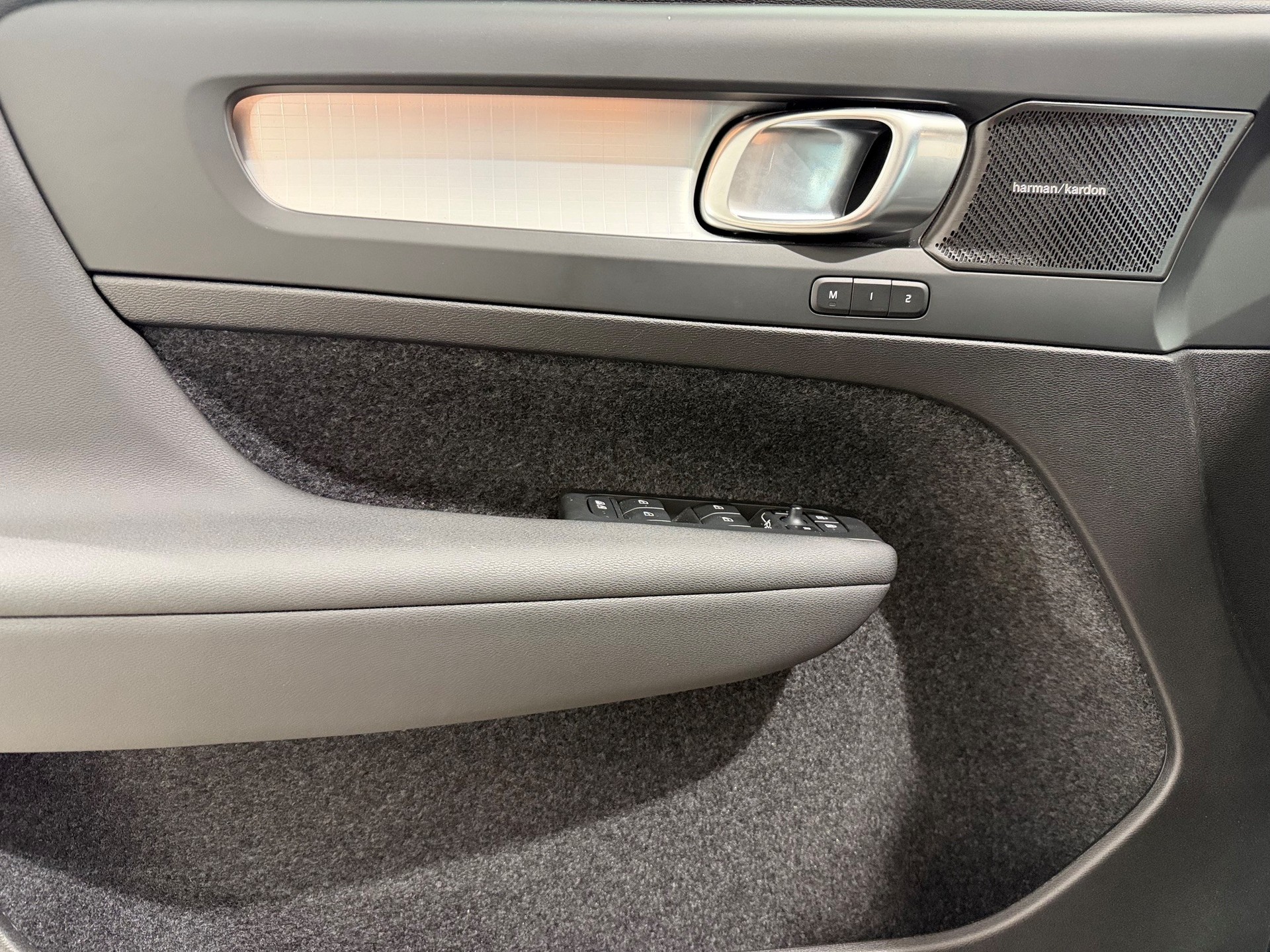 VOLVO XC40 2.0 B3 MH Plus Dark-image-14