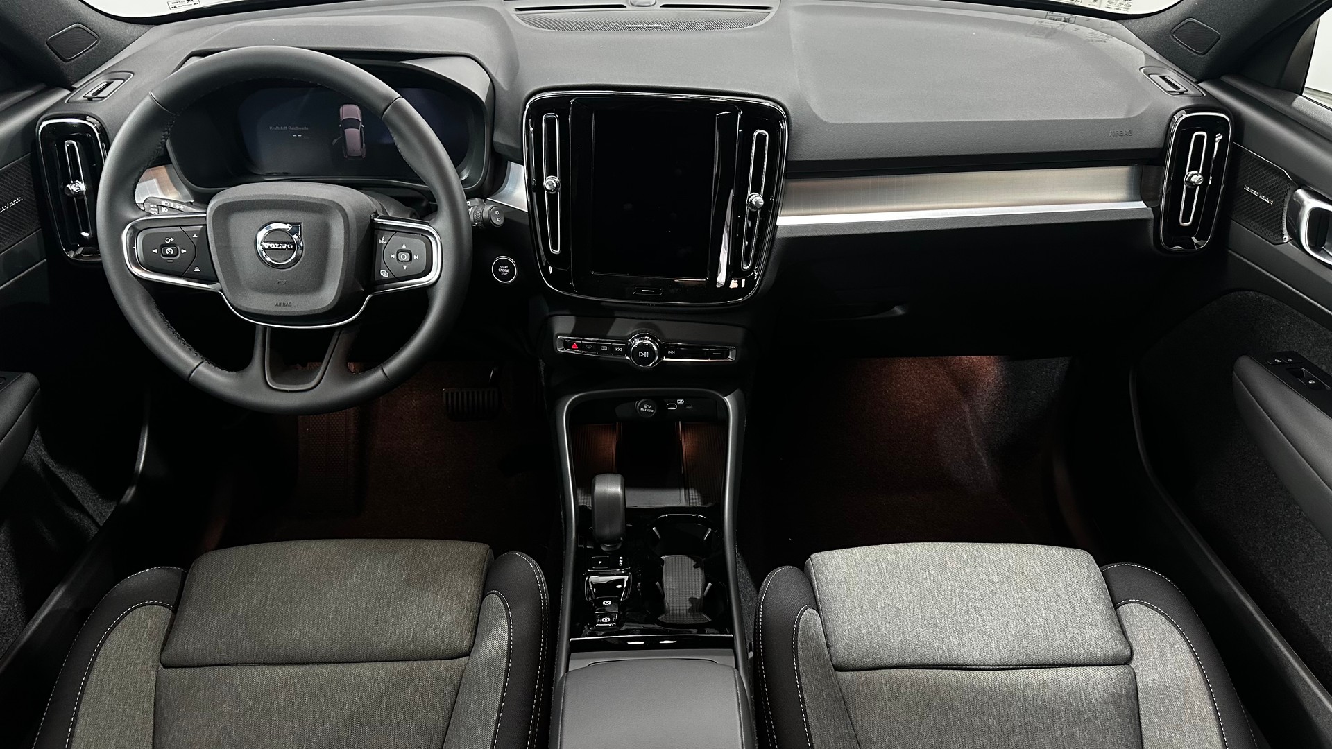 VOLVO XC40 2.0 B3 MH Plus Dark-image-4