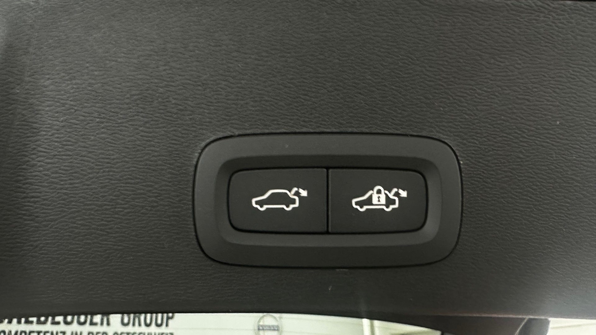 VOLVO XC40 2.0 B3 MH Plus Dark-image-15