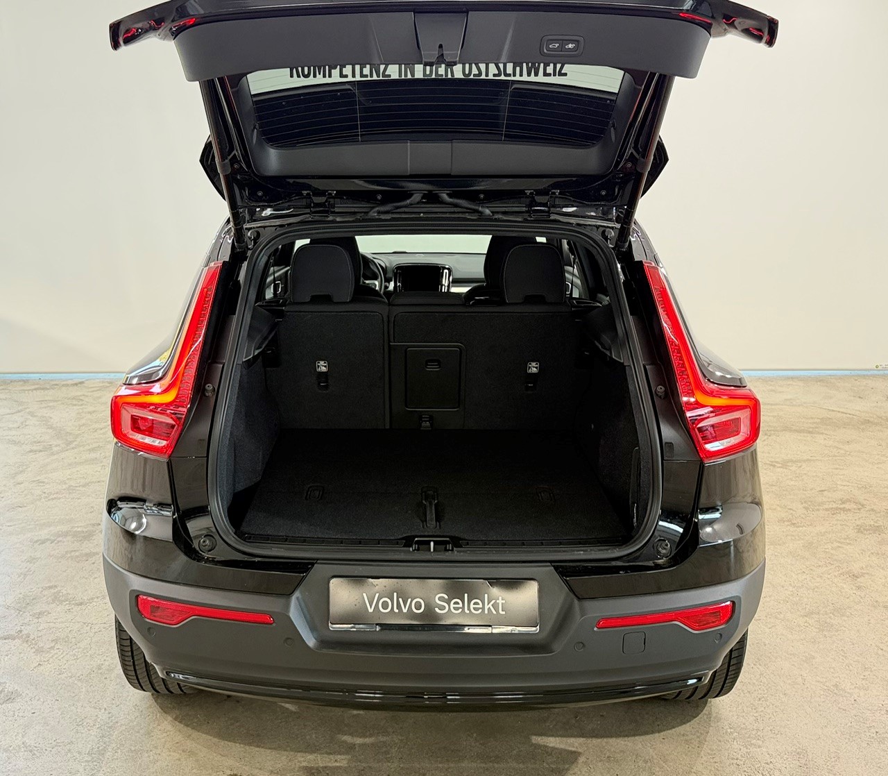 VOLVO XC40 2.0 B3 MH Plus Dark-image-13