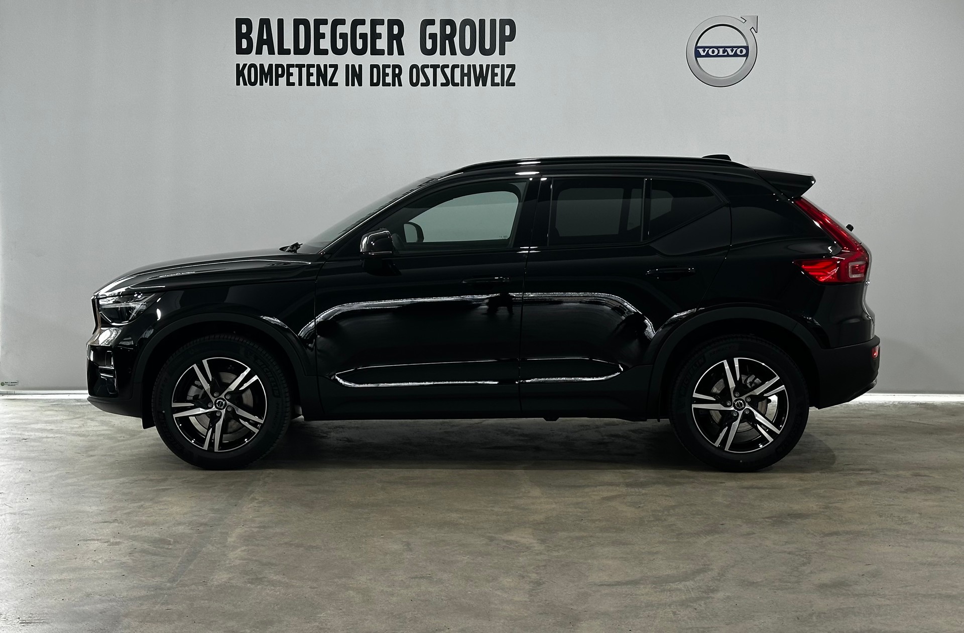VOLVO XC40 2.0 B3 MH Plus Dark-image-1