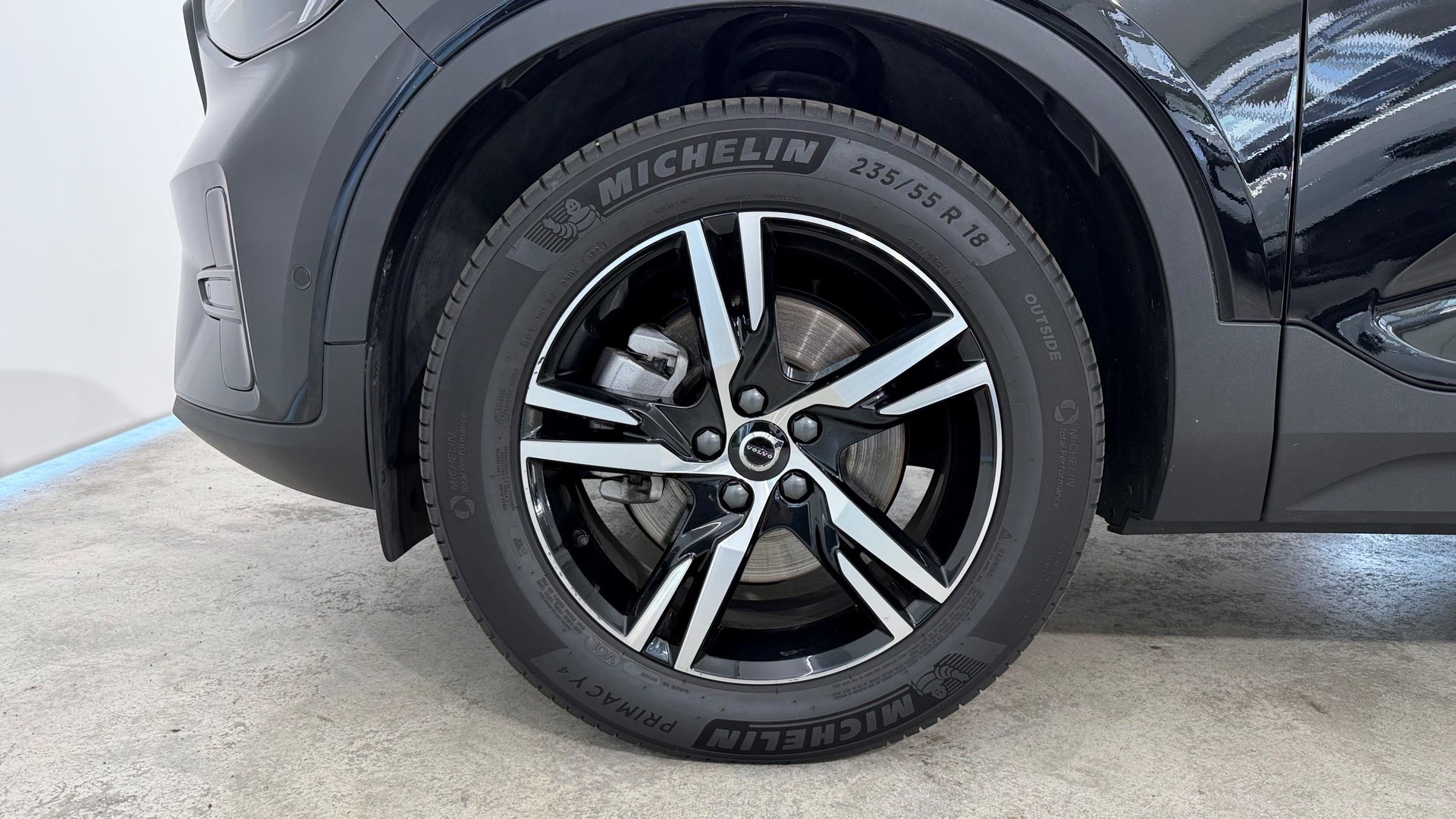 VOLVO XC40 2.0 B3 MH Plus Dark-image-9