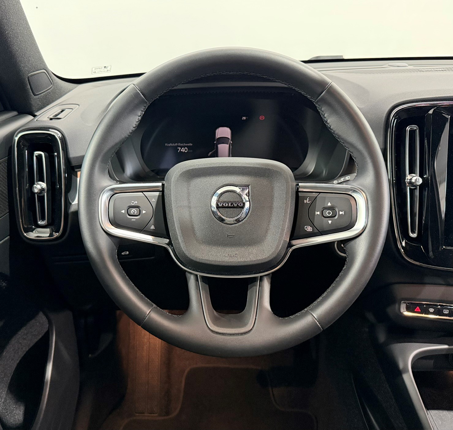 VOLVO XC40 2.0 B3 MH Plus Dark-image-10